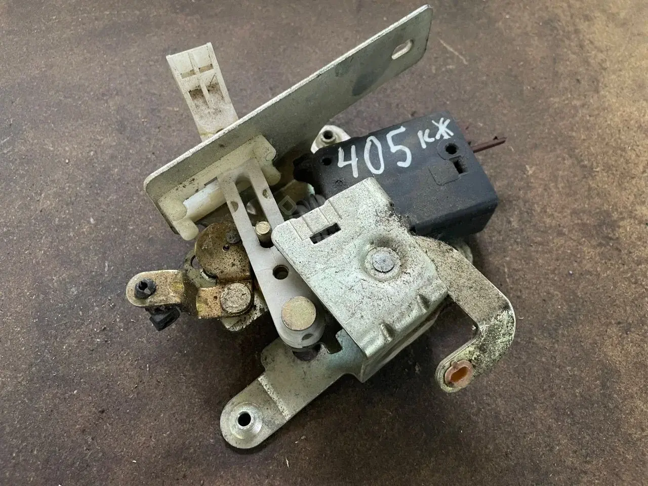 Замок крышки багажника 752ZJ