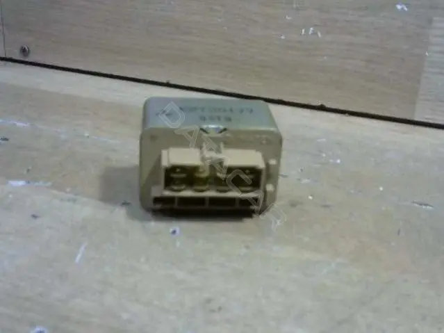 Реле топливного насоса E8T00177