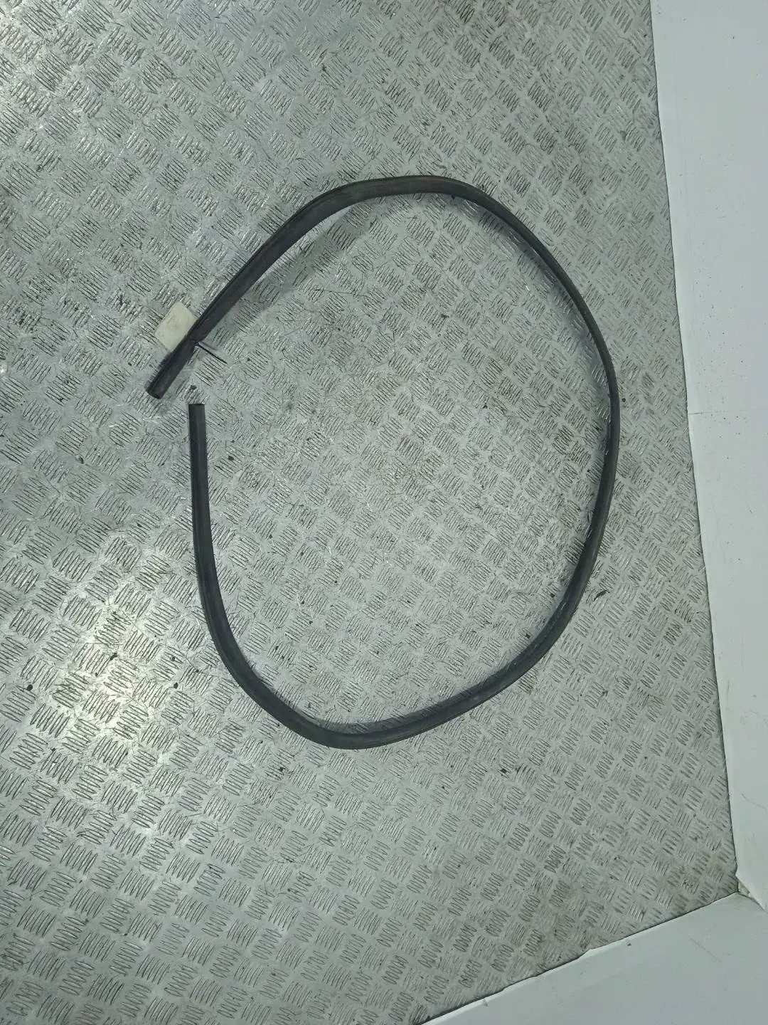Уплотнитель капота A2216280598