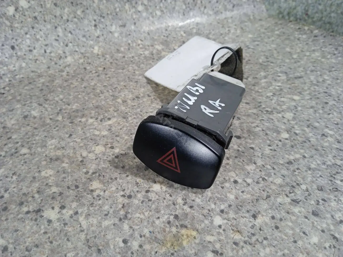 Кнопка аварийки 46023035091_2