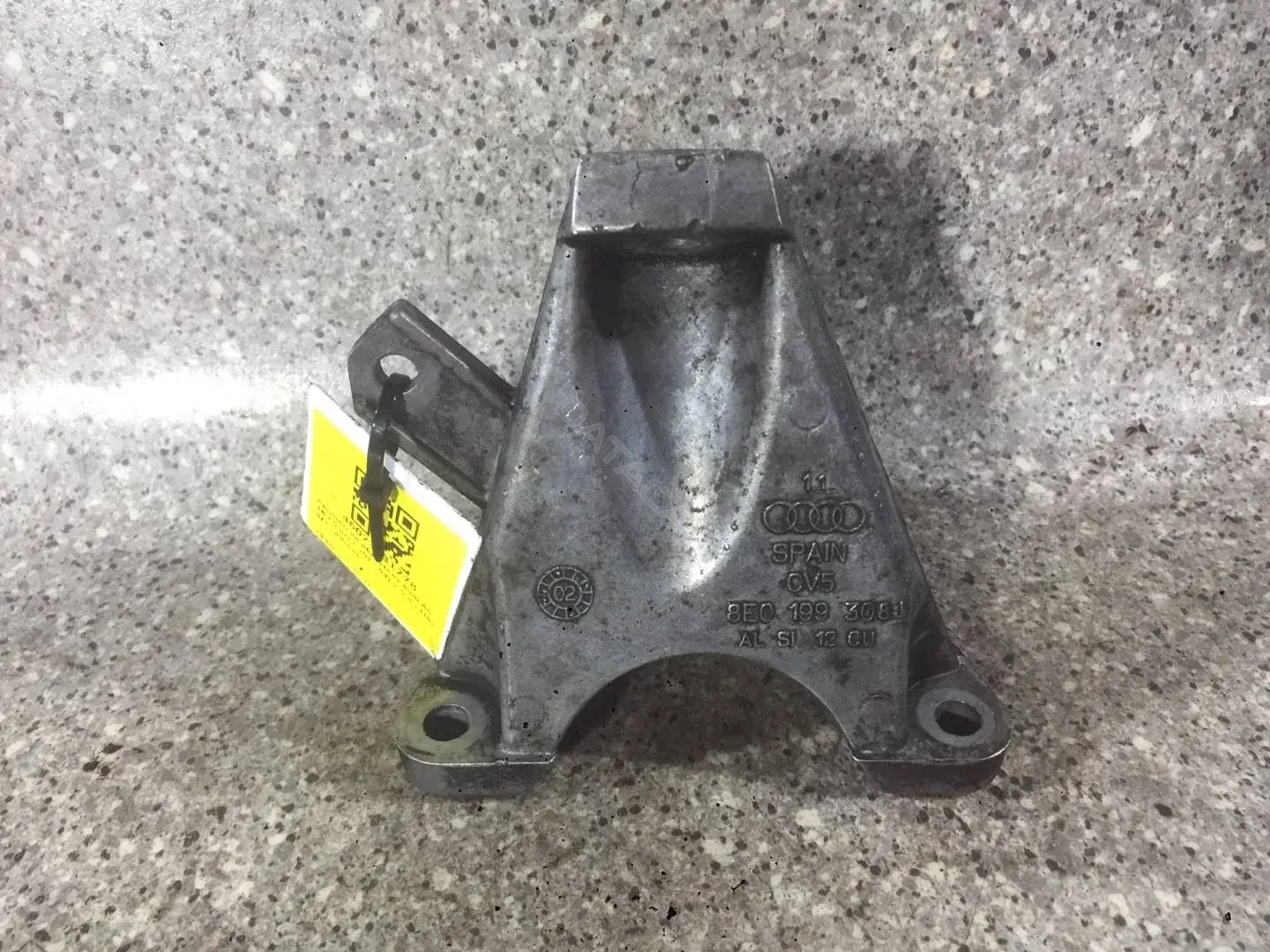 Кронштейн двигателя 8E0199308J