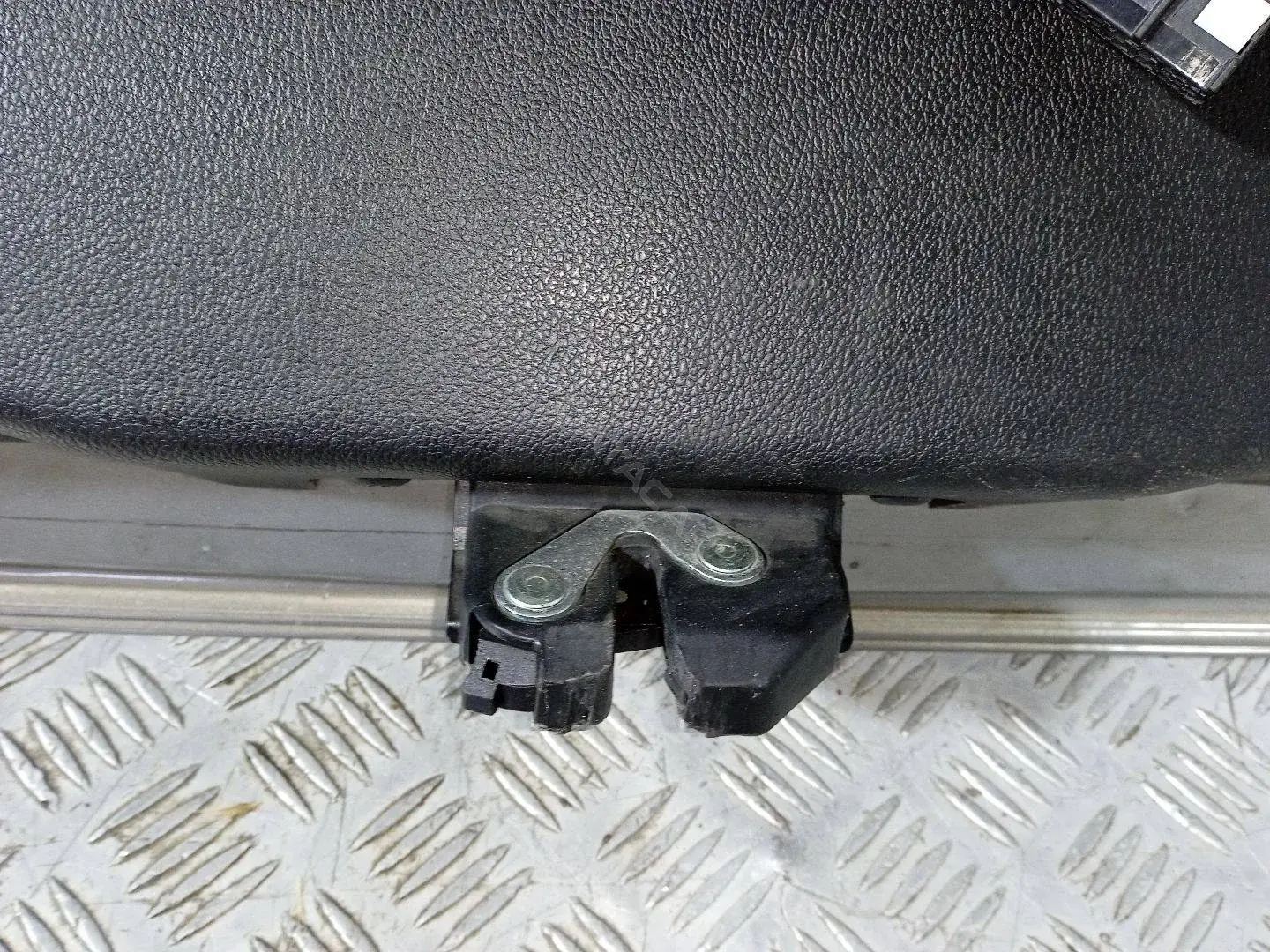 Замок крышки багажника 46023023569