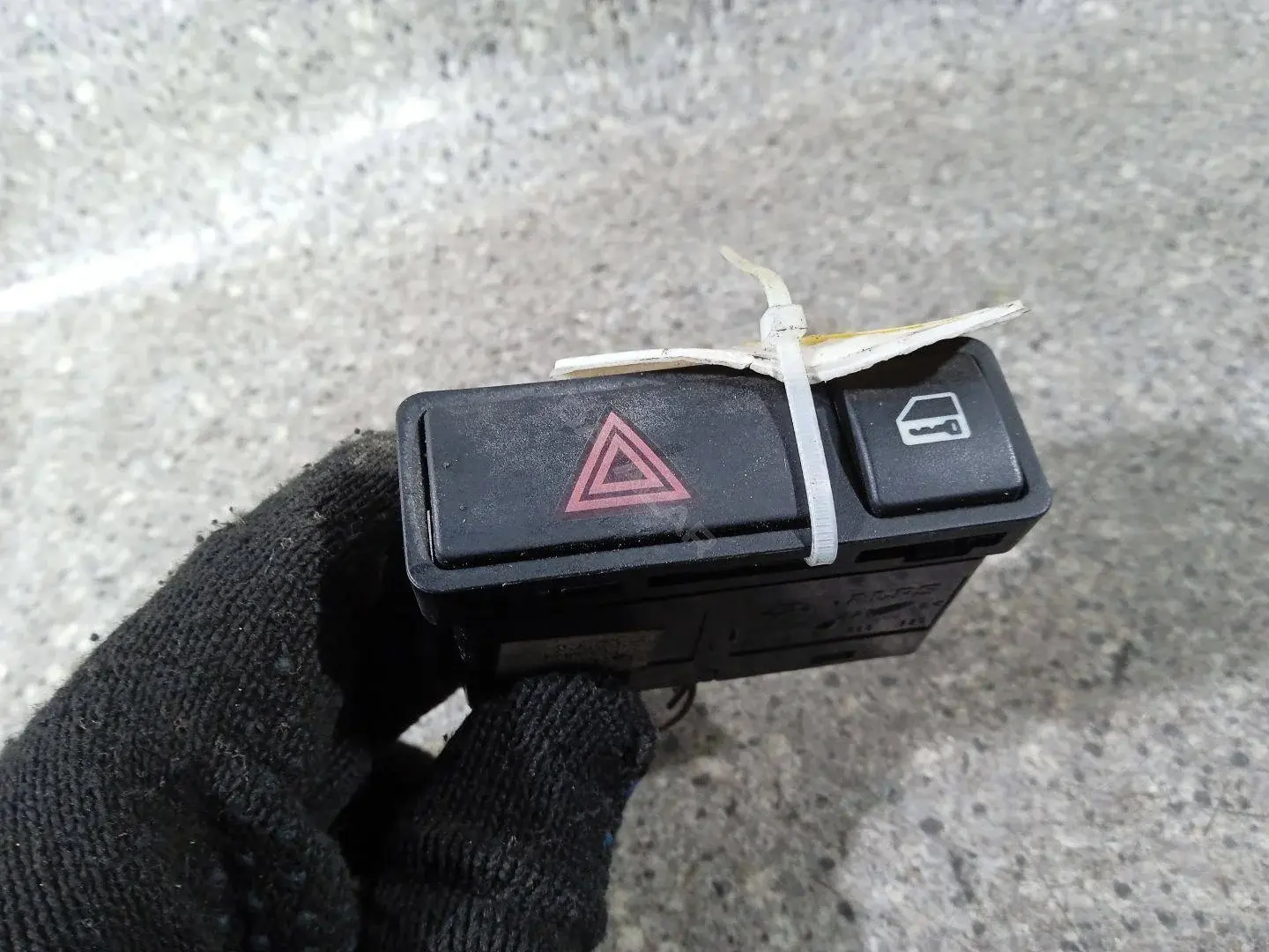 Кнопка аварийки 6131-8368920