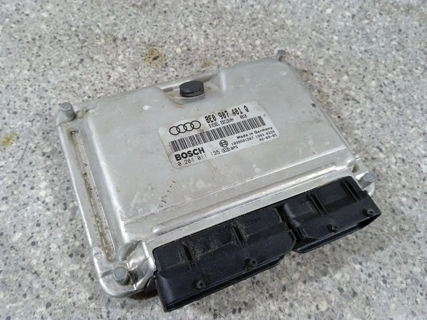 Блок управления двигателем 0281011135, 8E0907401Q