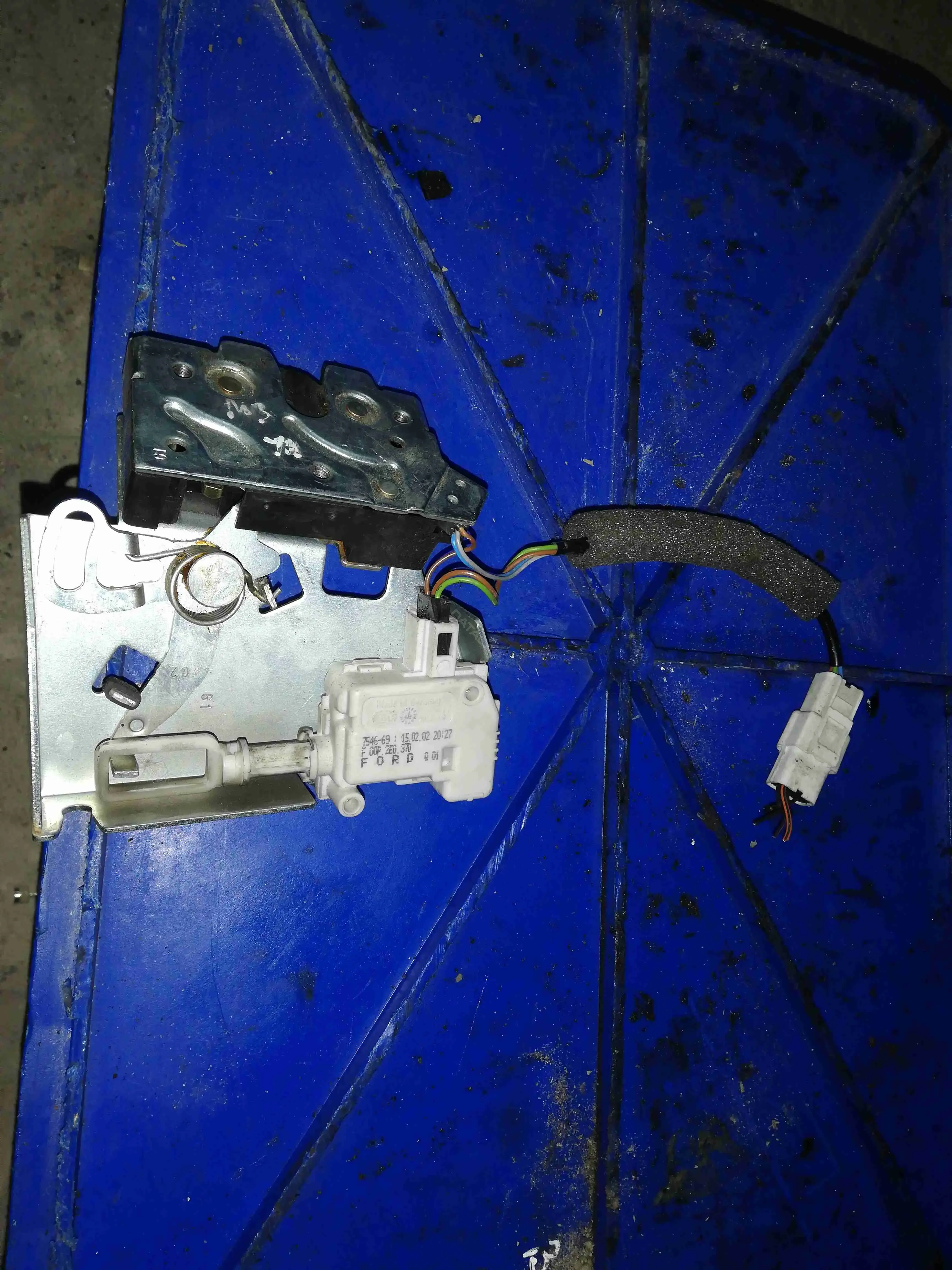 Замок крышки багажника 2s7143102ab