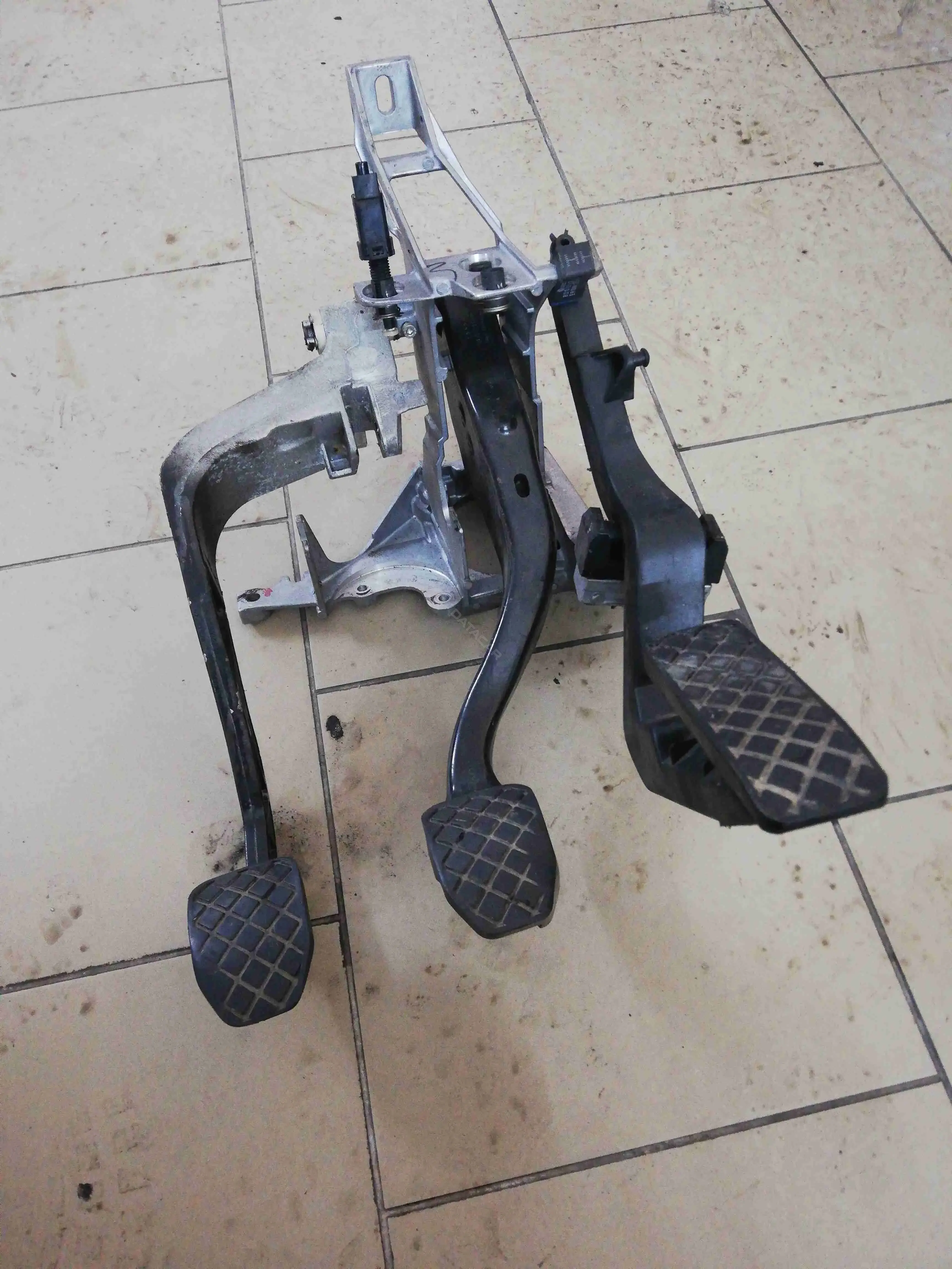 Скоба суппорта 8D1721117D