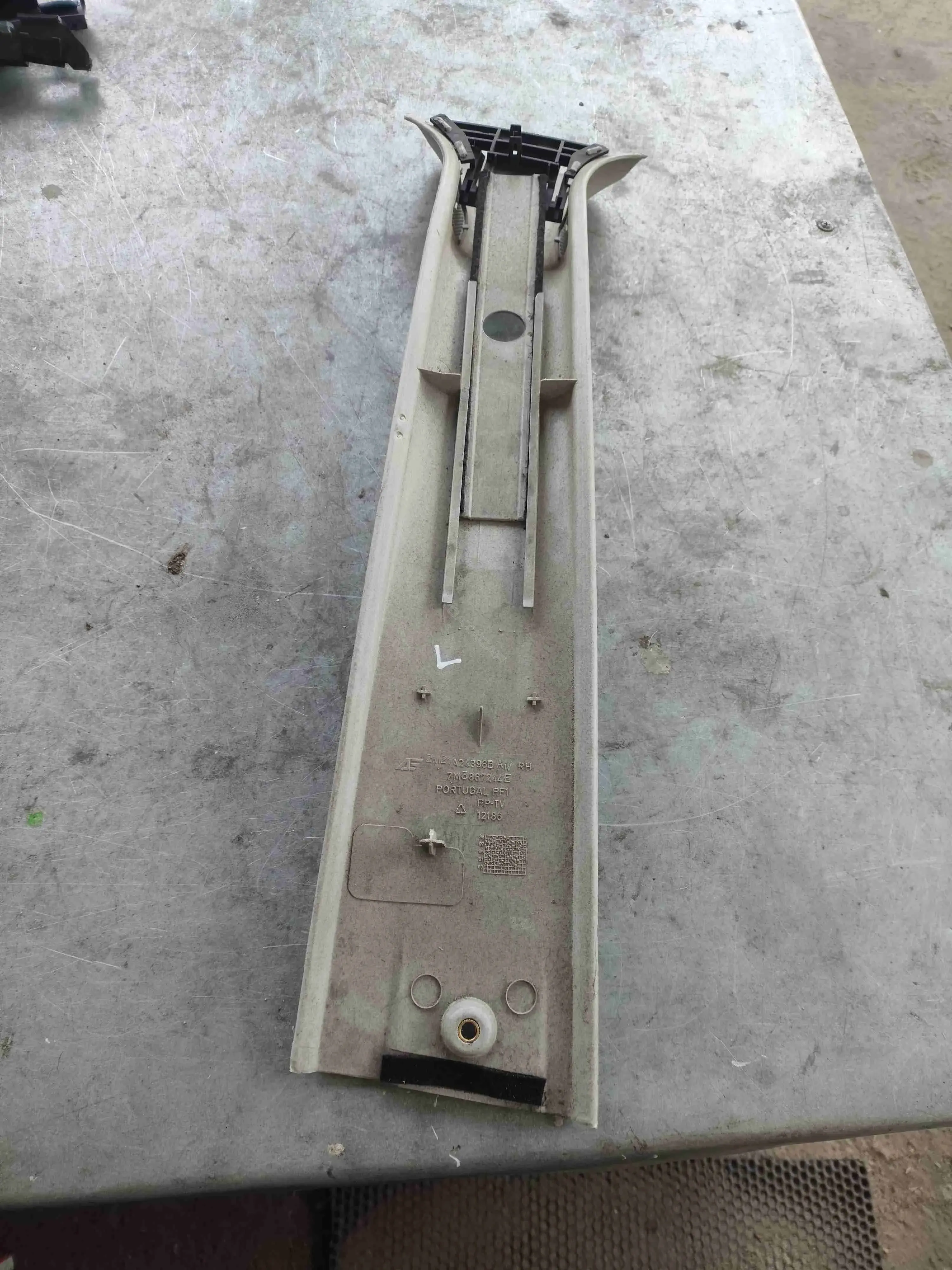 Пластик салона 7m3867244e