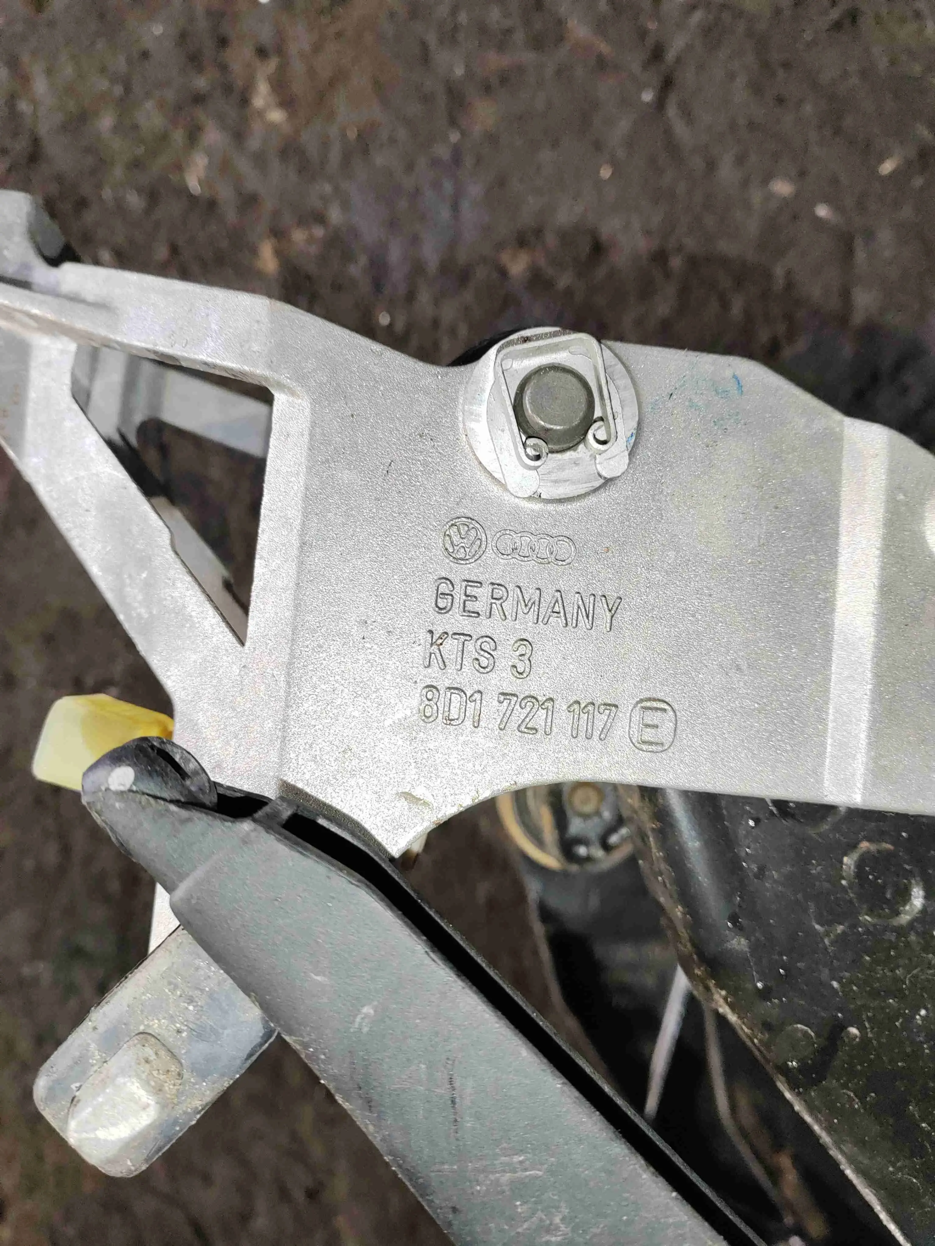 Скоба суппорта 8D1721117E