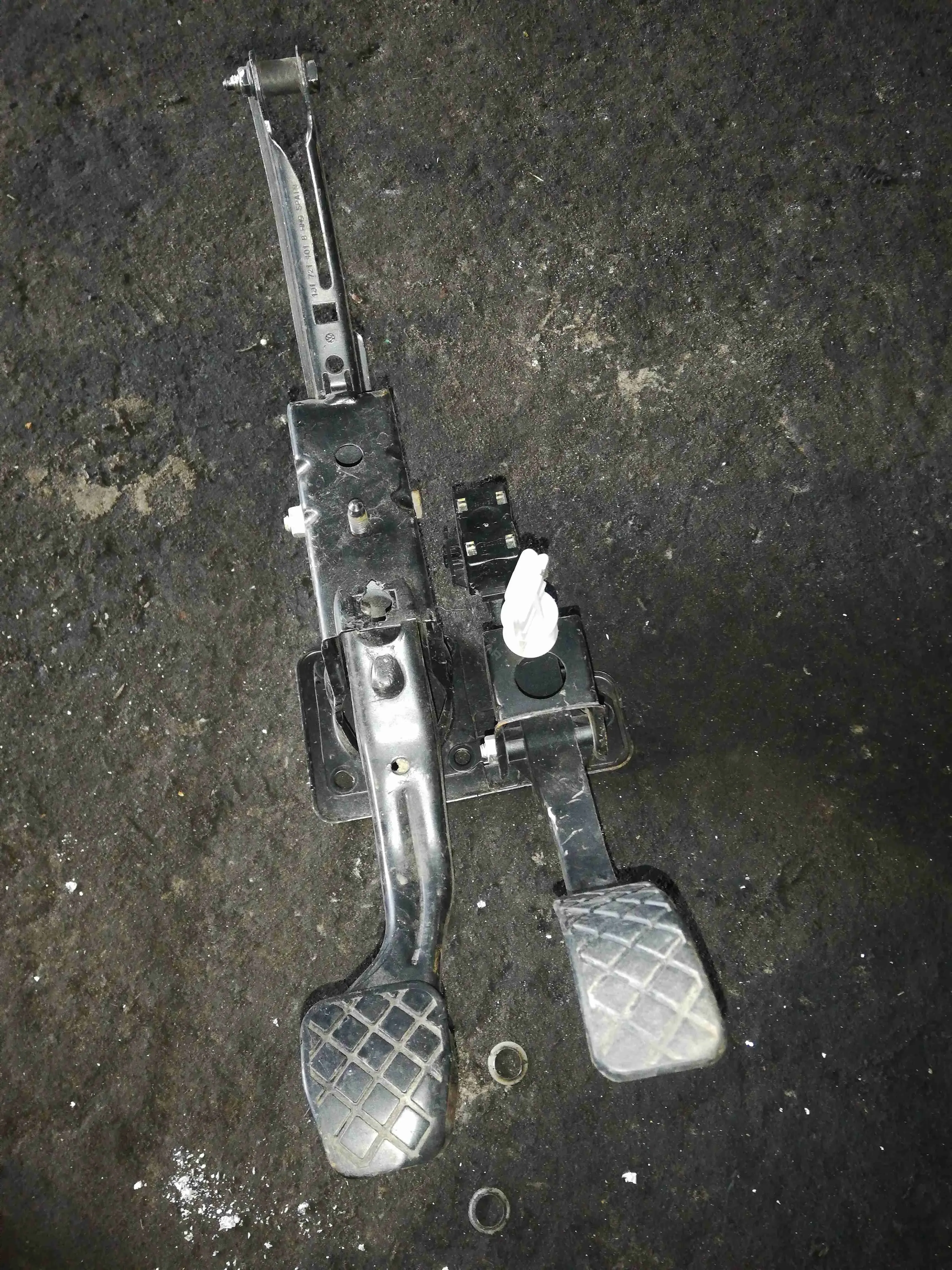 Скоба суппорта 1j1721111c