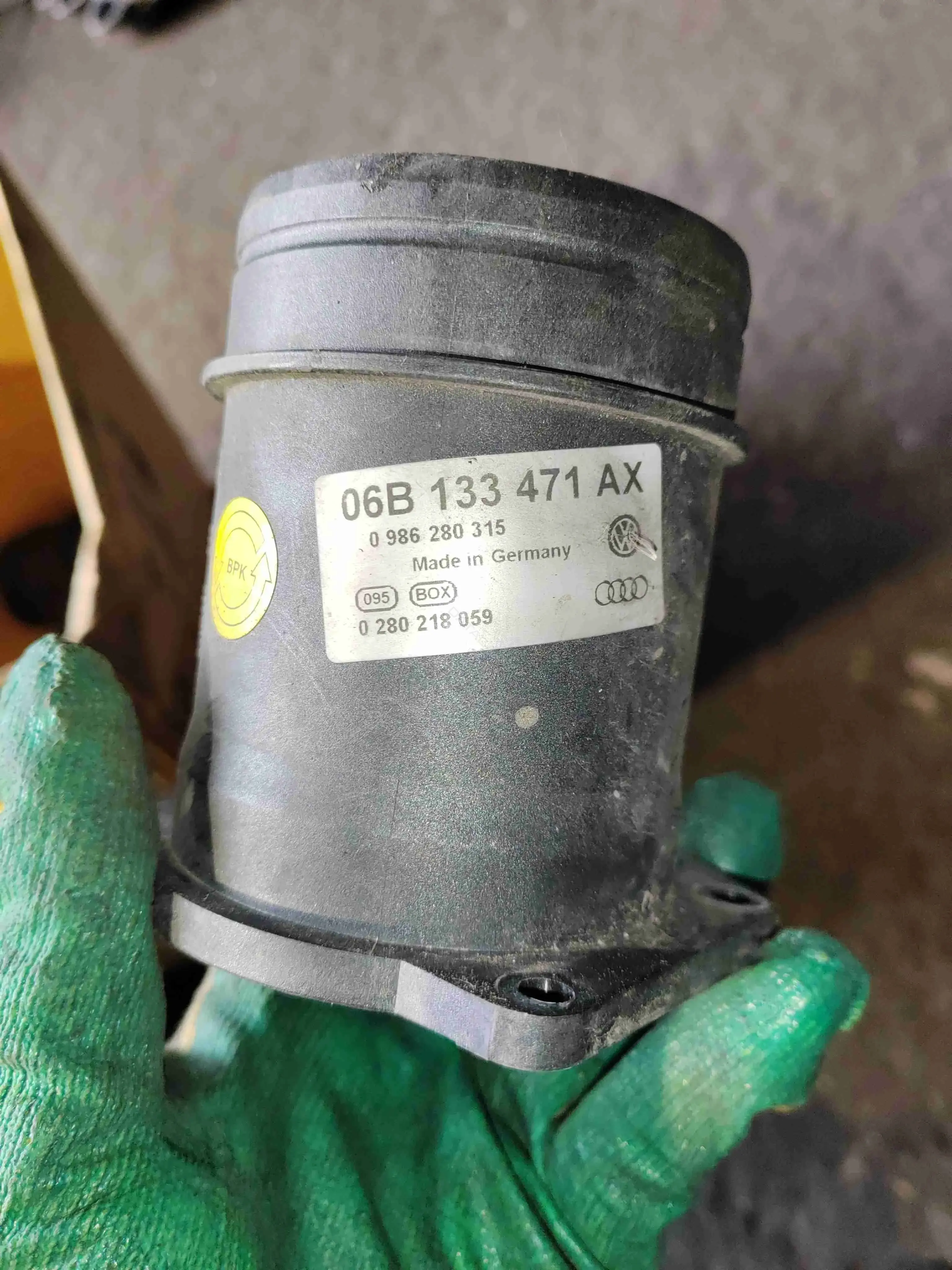 Расходомер воздуха 06B133471AX