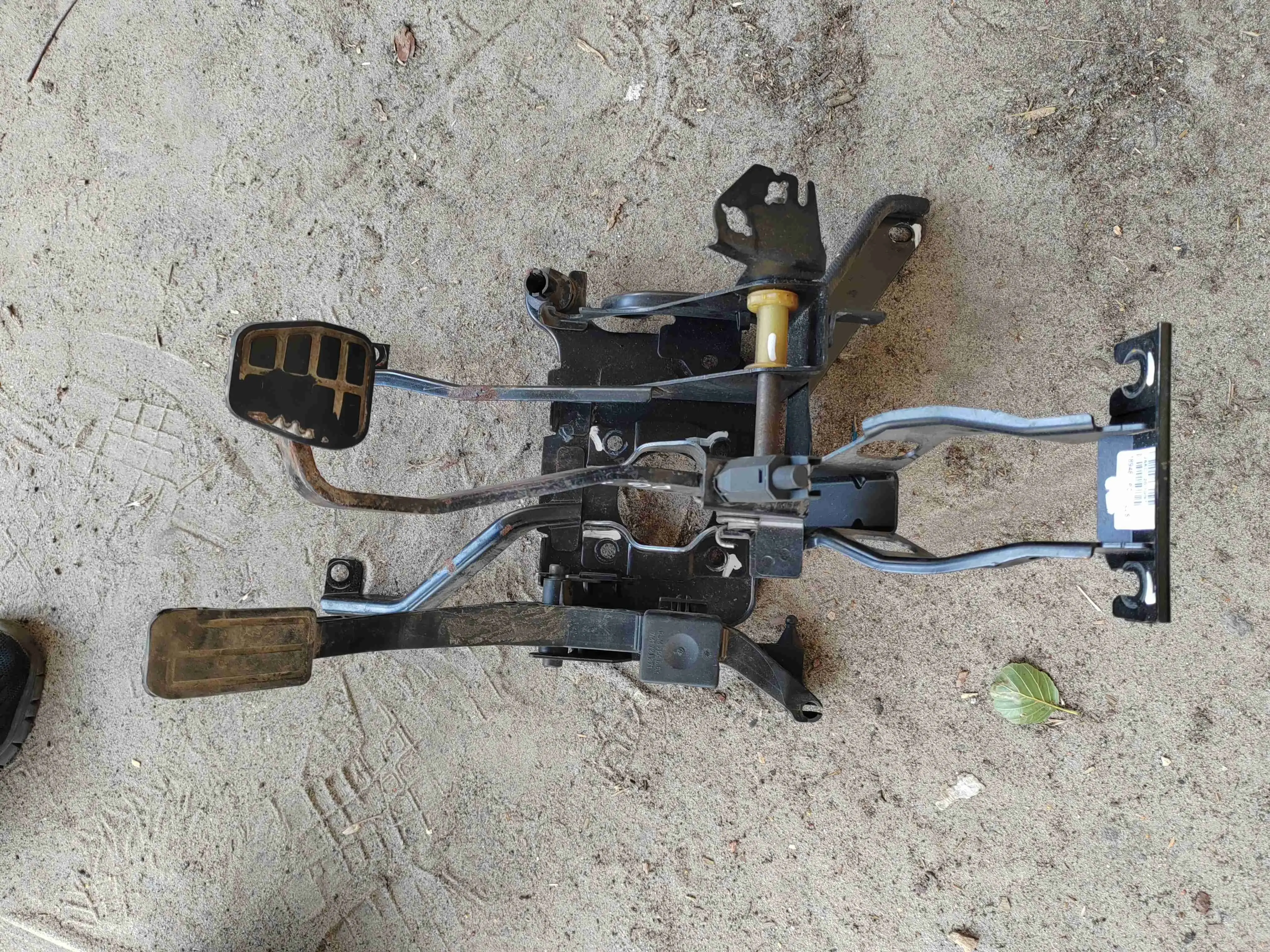 Скоба суппорта 98VW2L388A