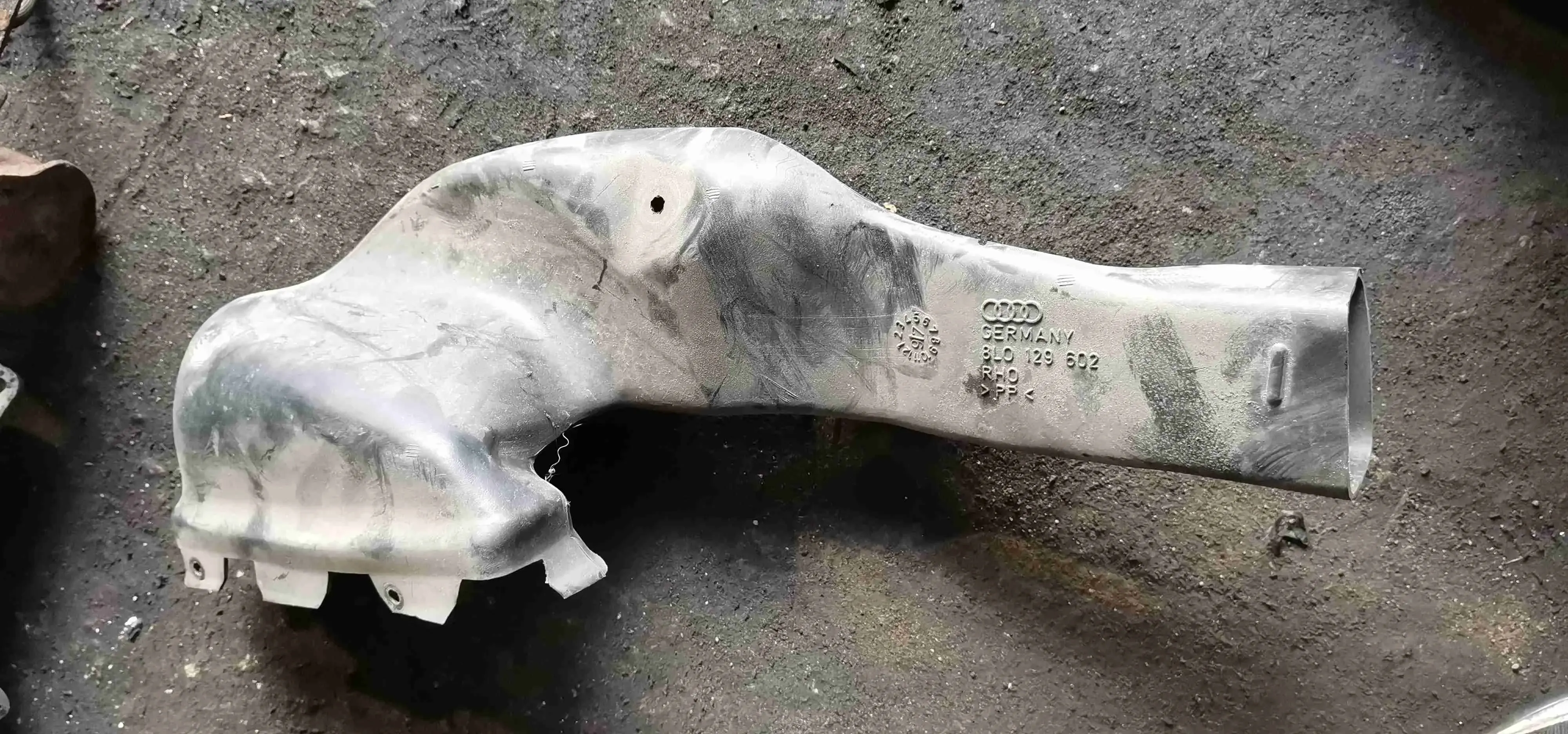 Воздуховод 8L0129602