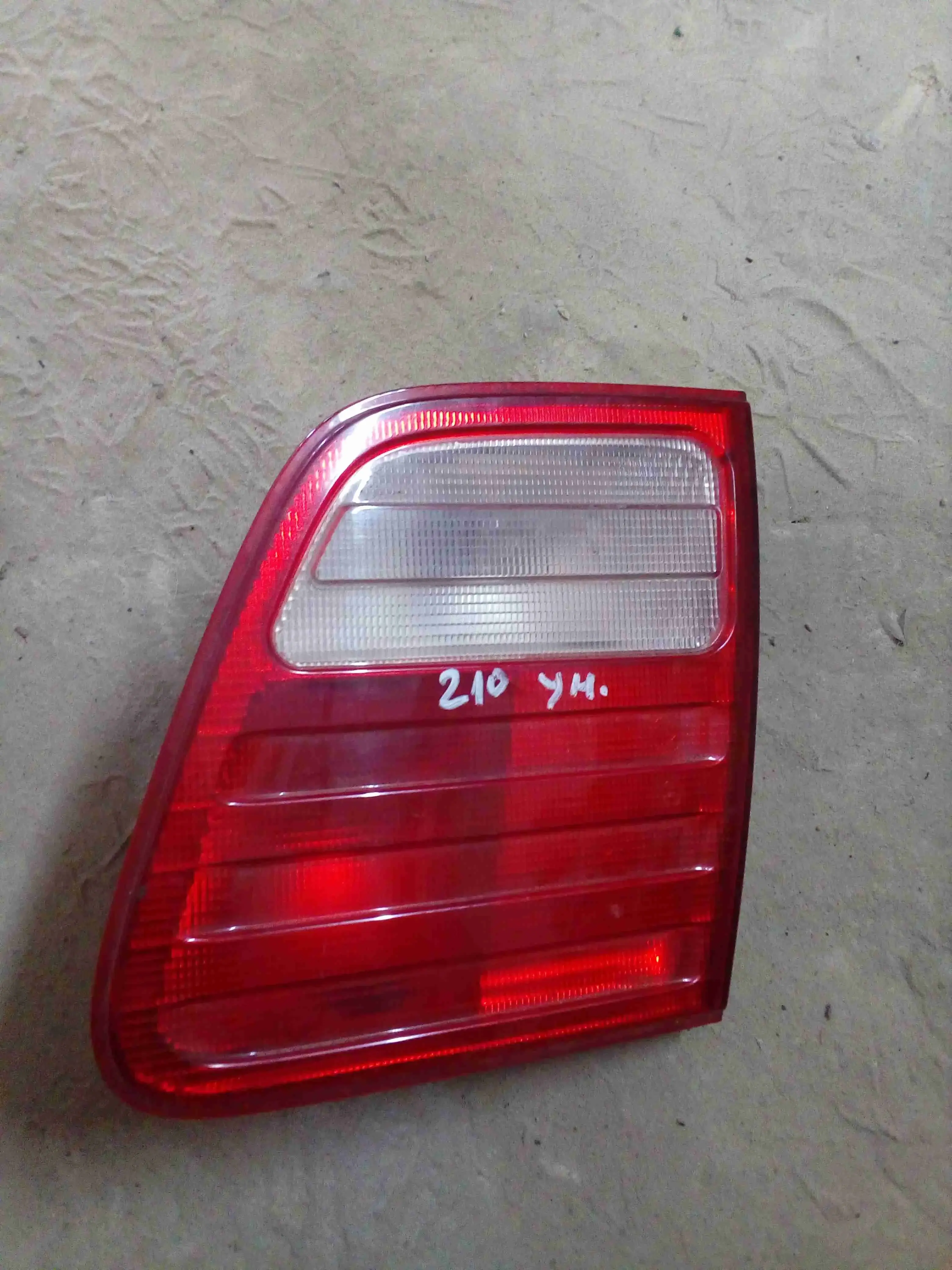 Задние фонари E210lst