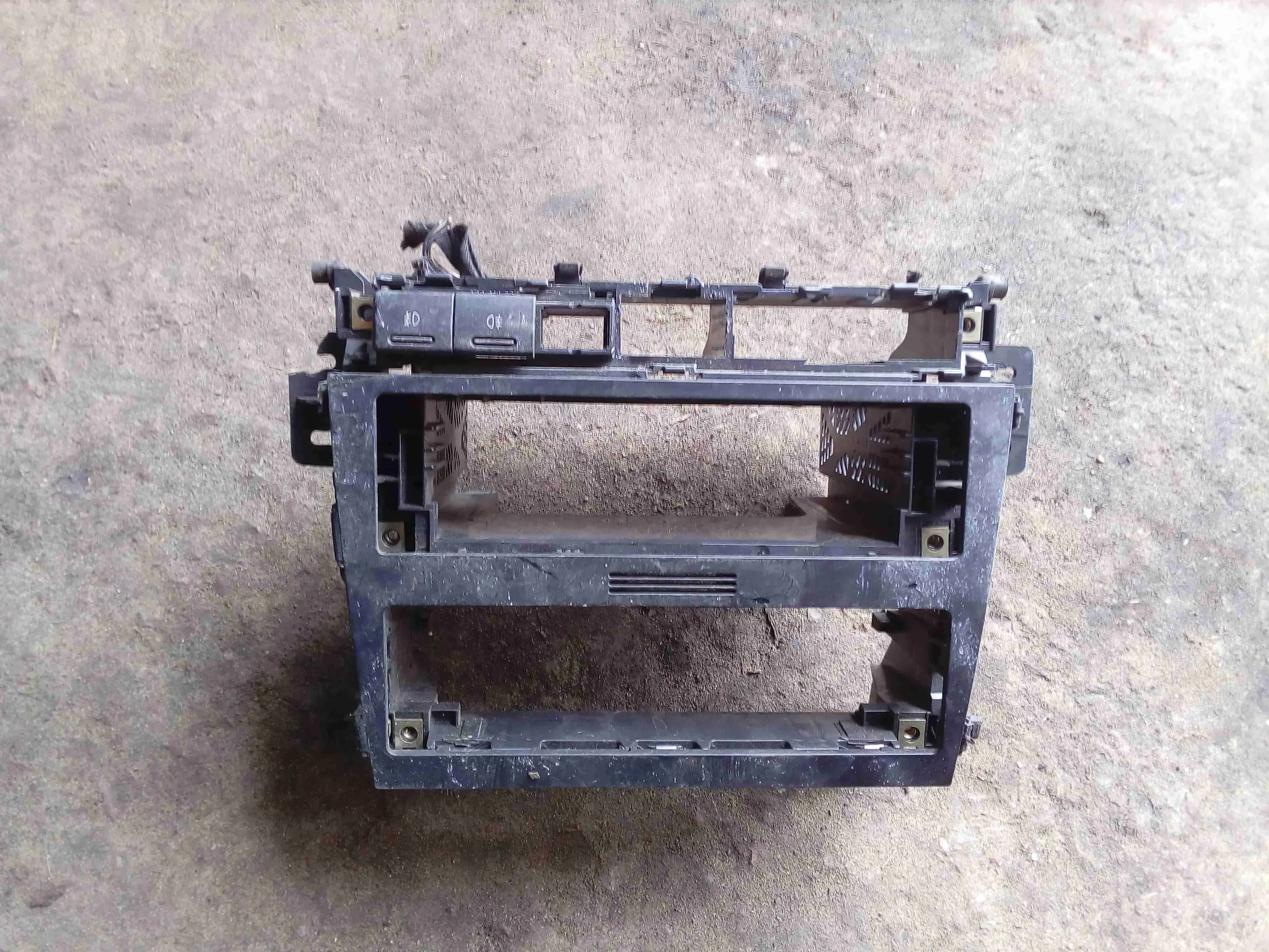 Рамка под магнитолу 8d0858005t