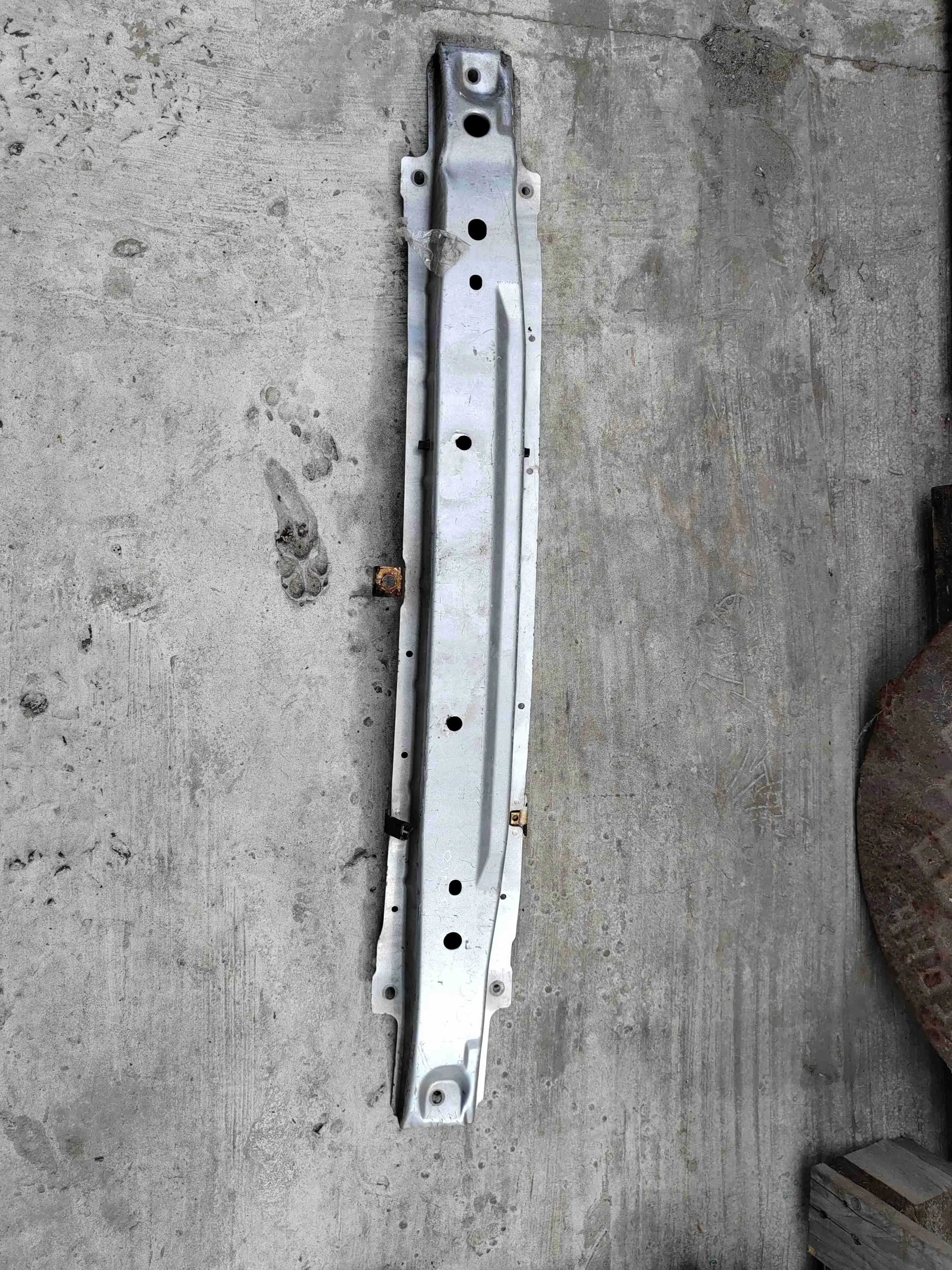Усилитель бампера VB4381