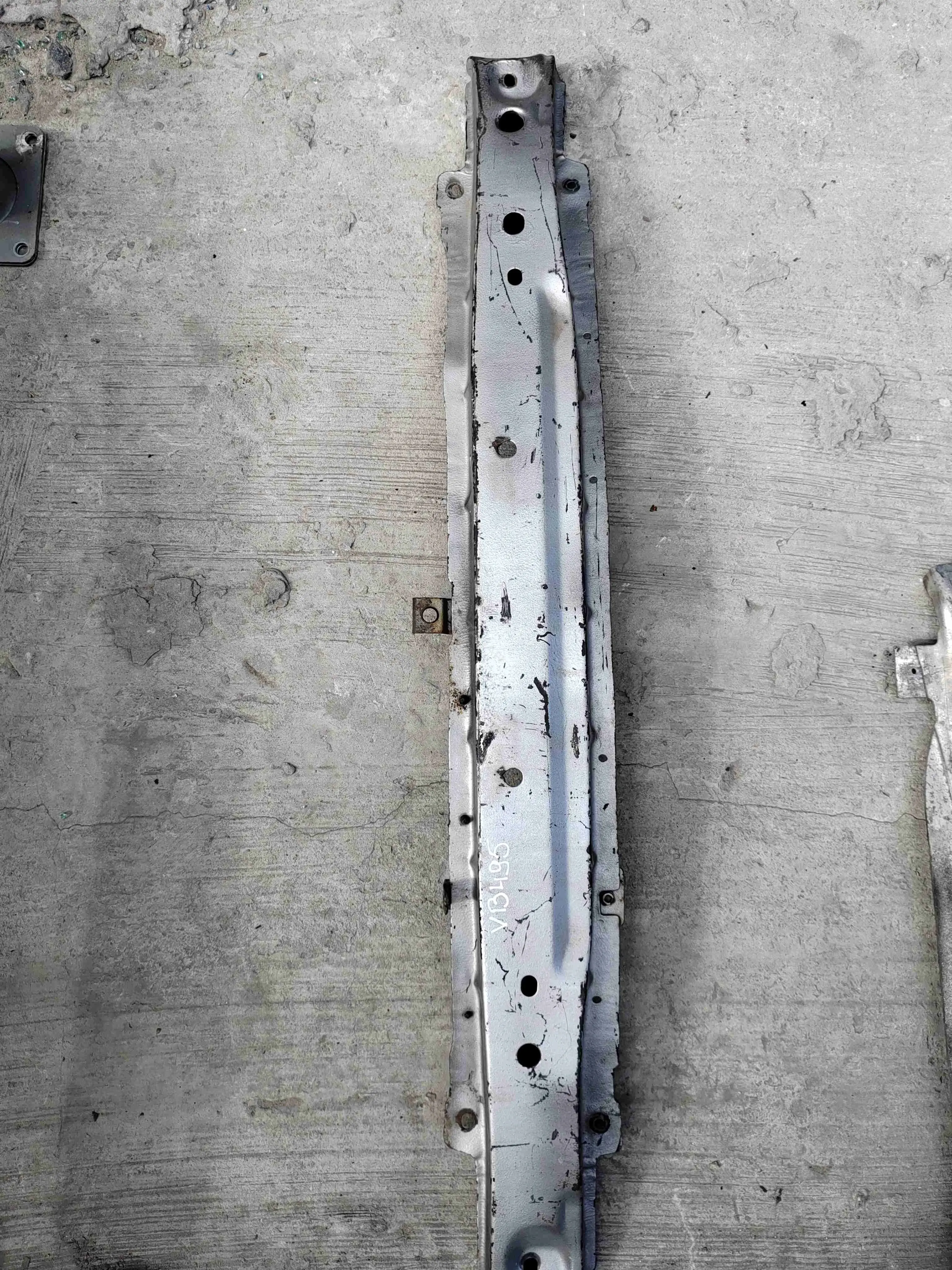Усилитель бампера VB495