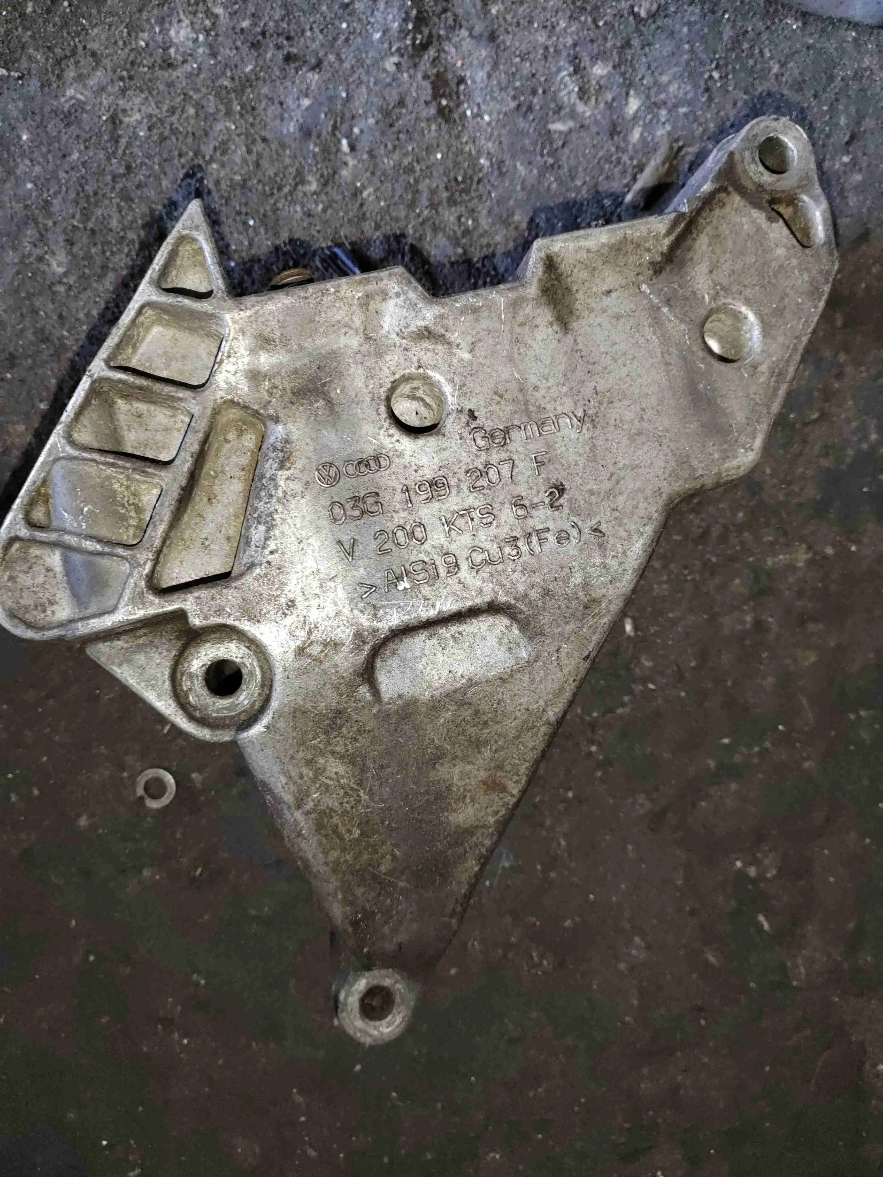 Кронштейн двигателя 03G199207F