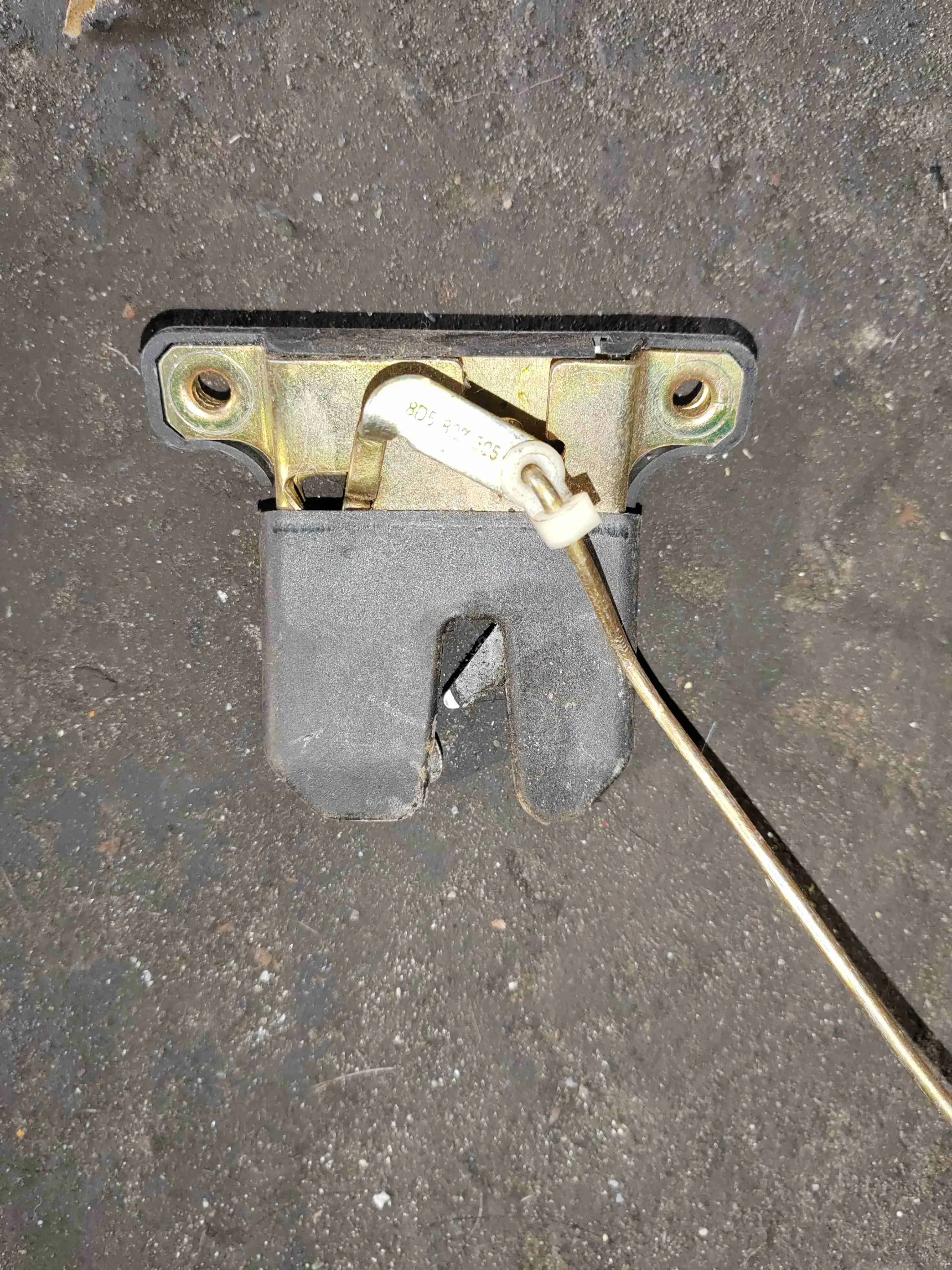 Замок крышки багажника 8D5827505