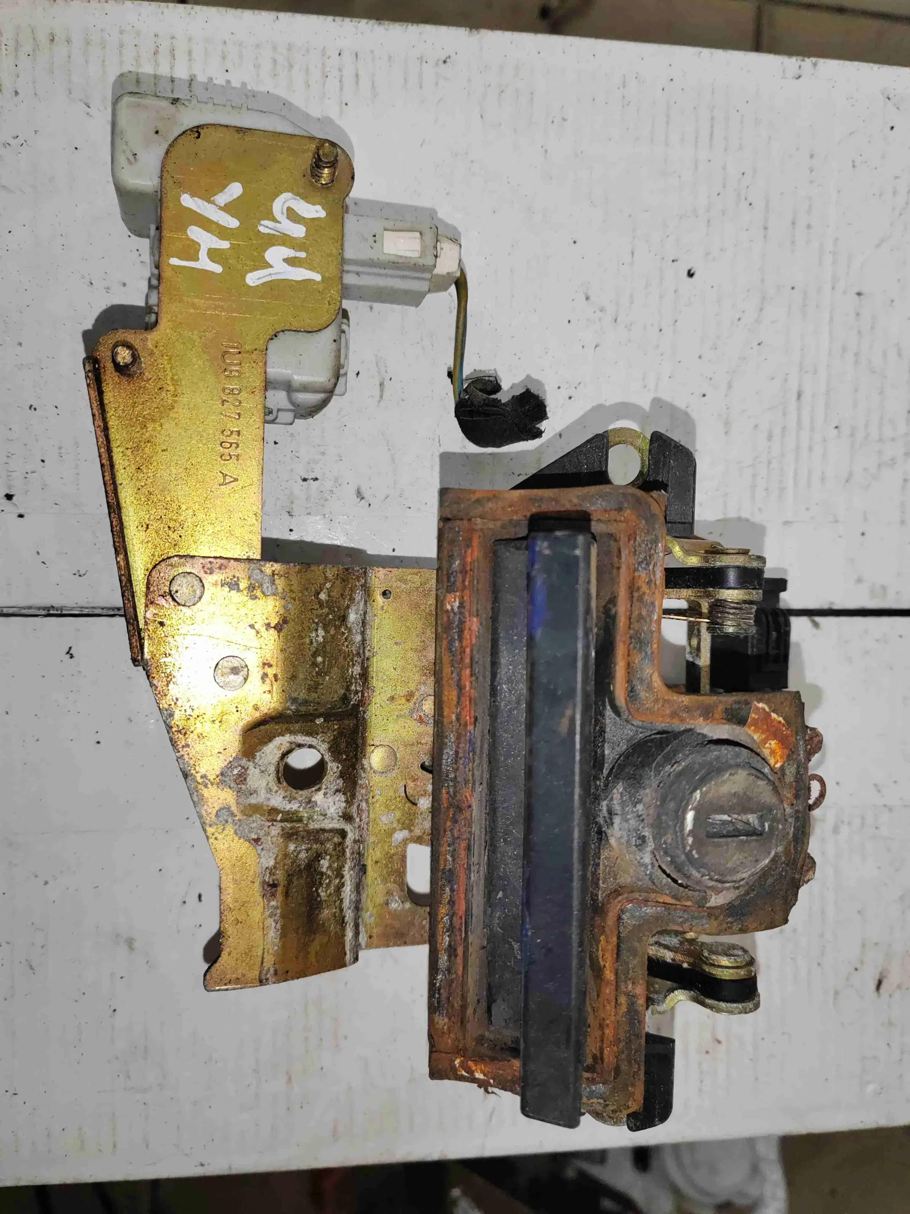 Замок крышки багажника 1U9827565