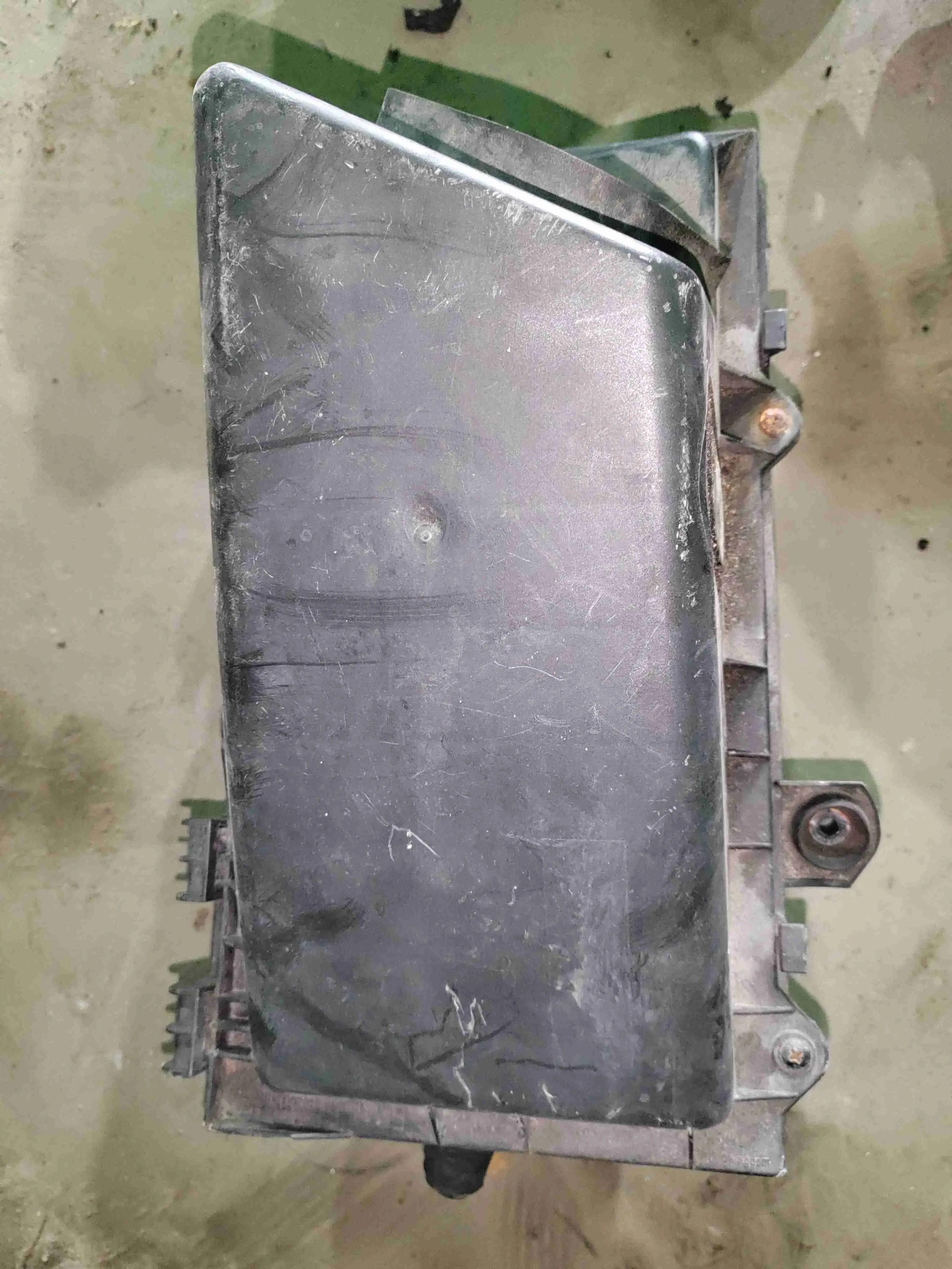 Корпус воздушного фильтра 8L0133837