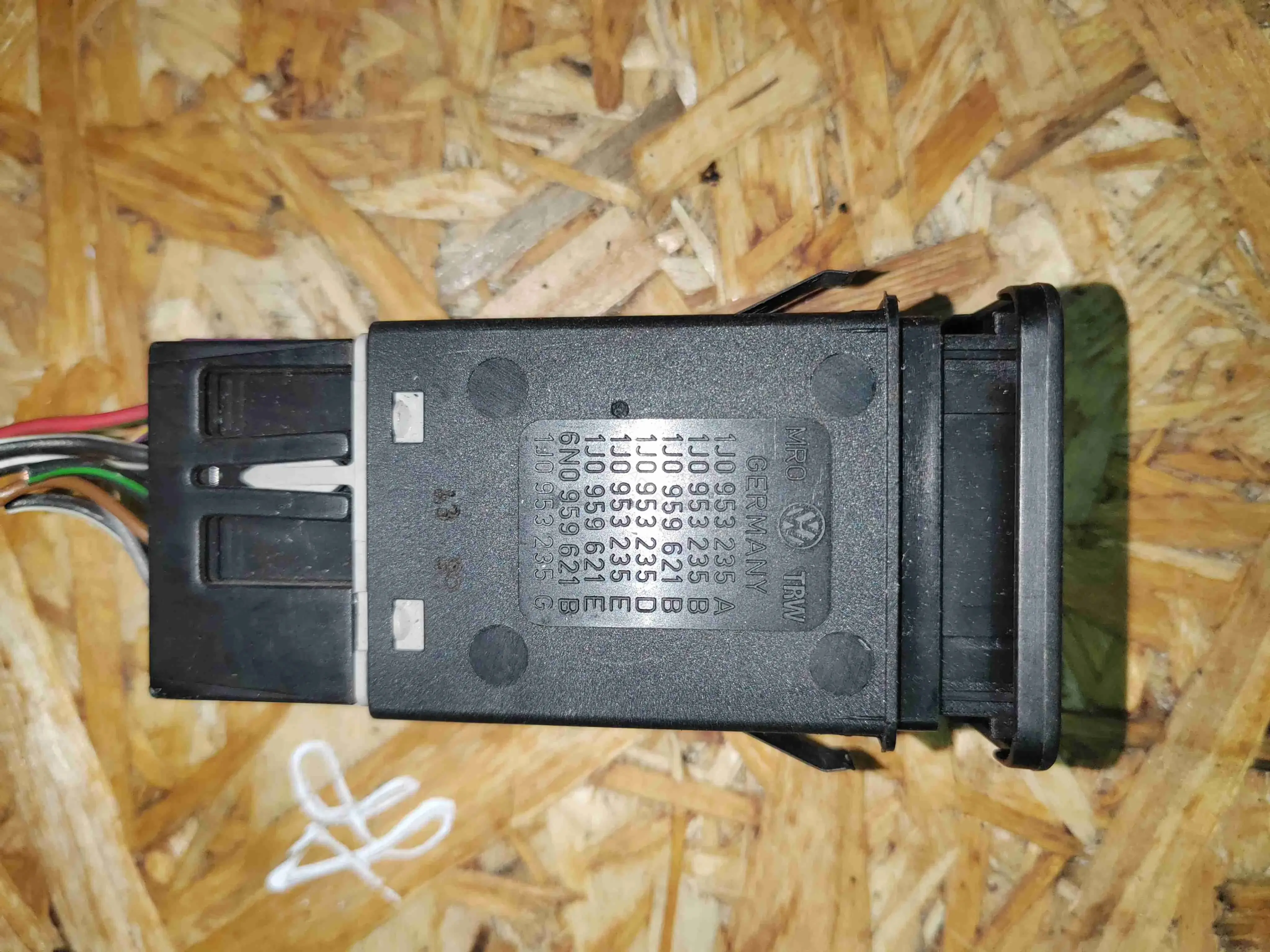 Кнопка аварийки 1J0953235J