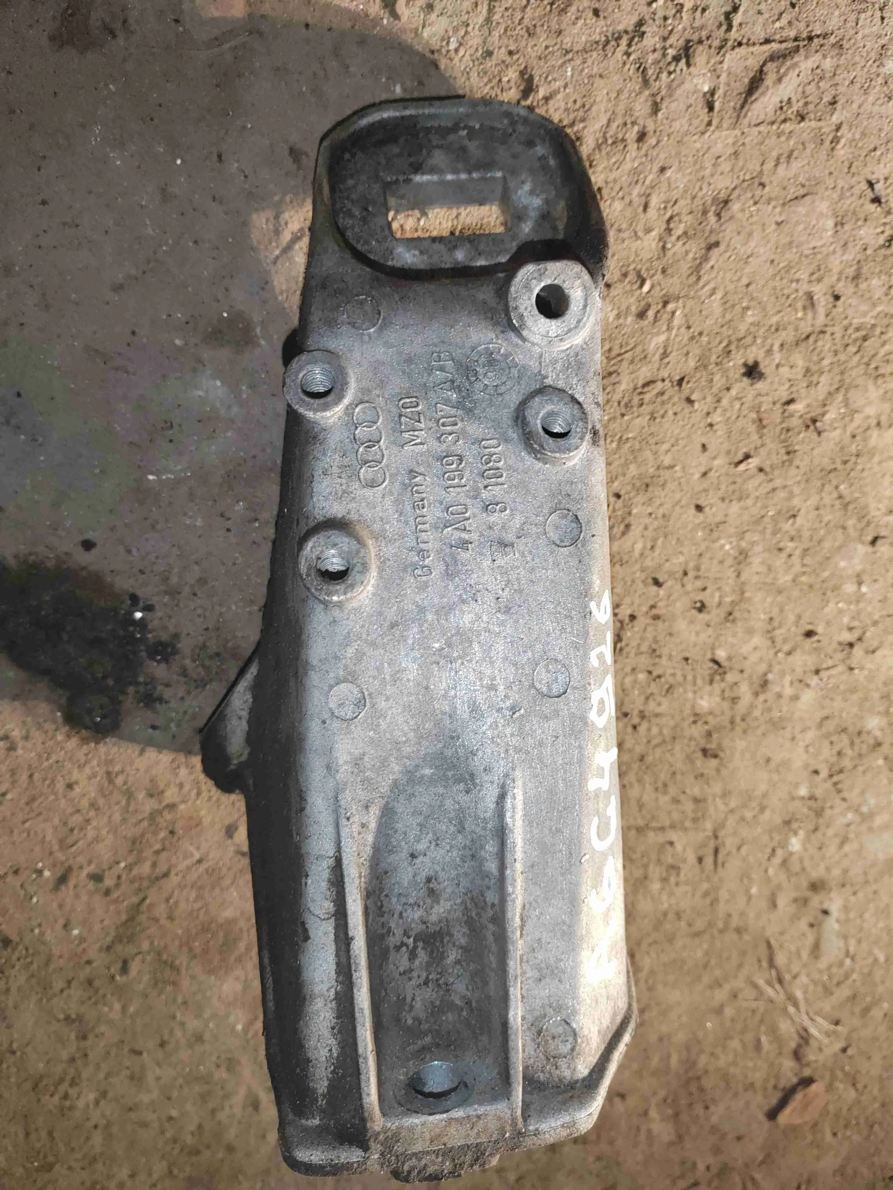 Кронштейн двигателя 4A0199307A