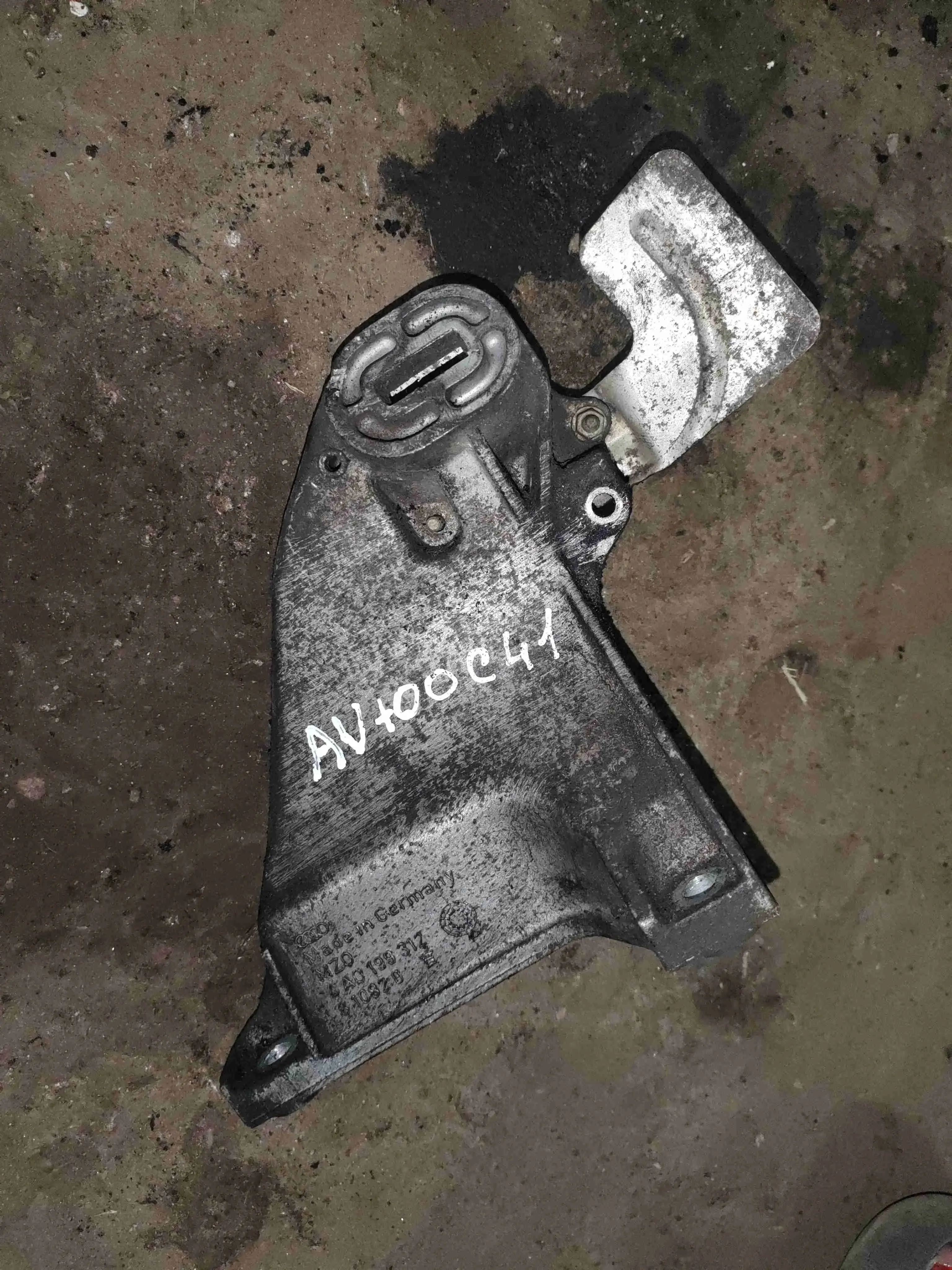 Кронштейн двигателя 4A0199312