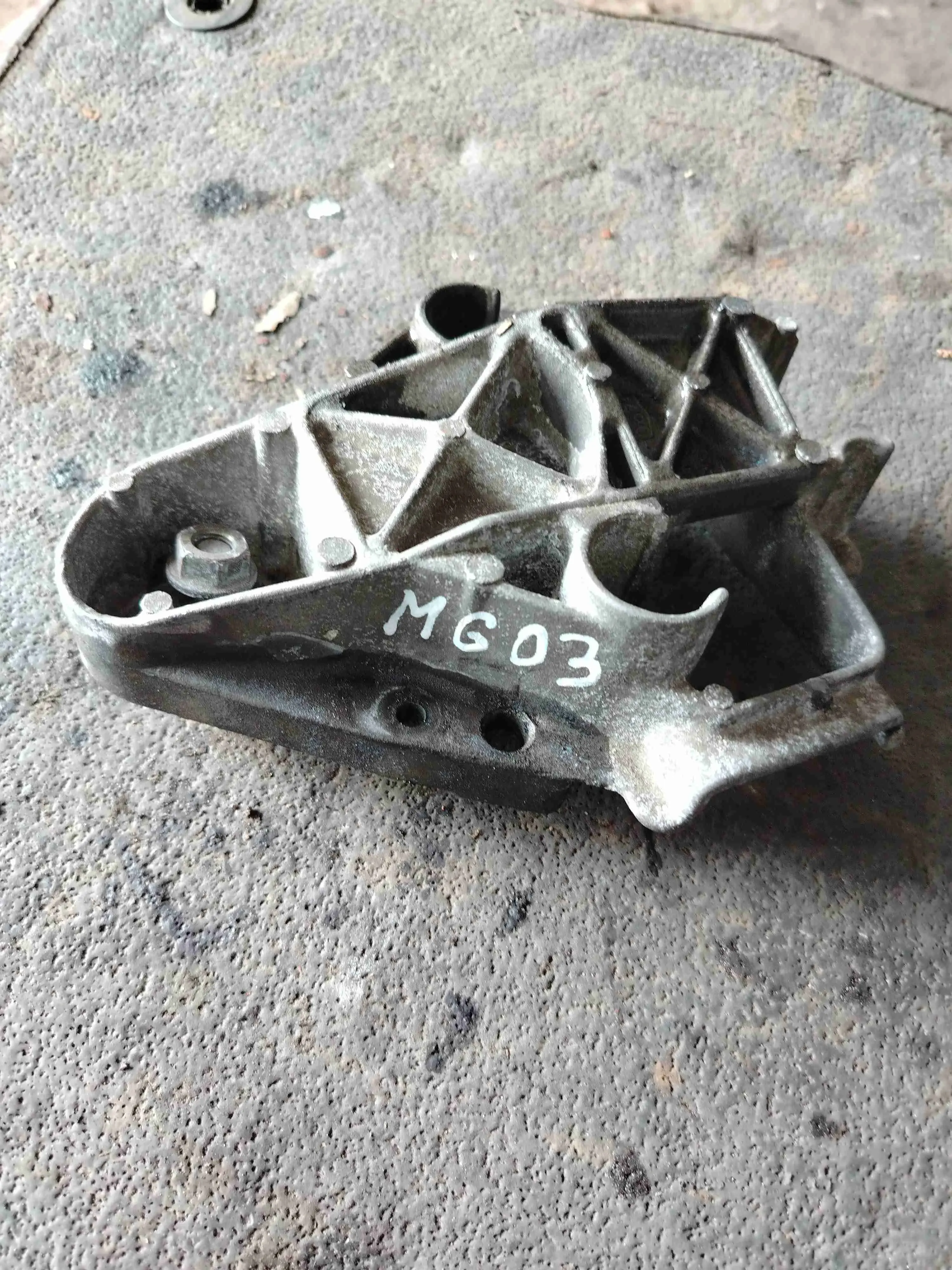Кронштейн двигателя MG03
