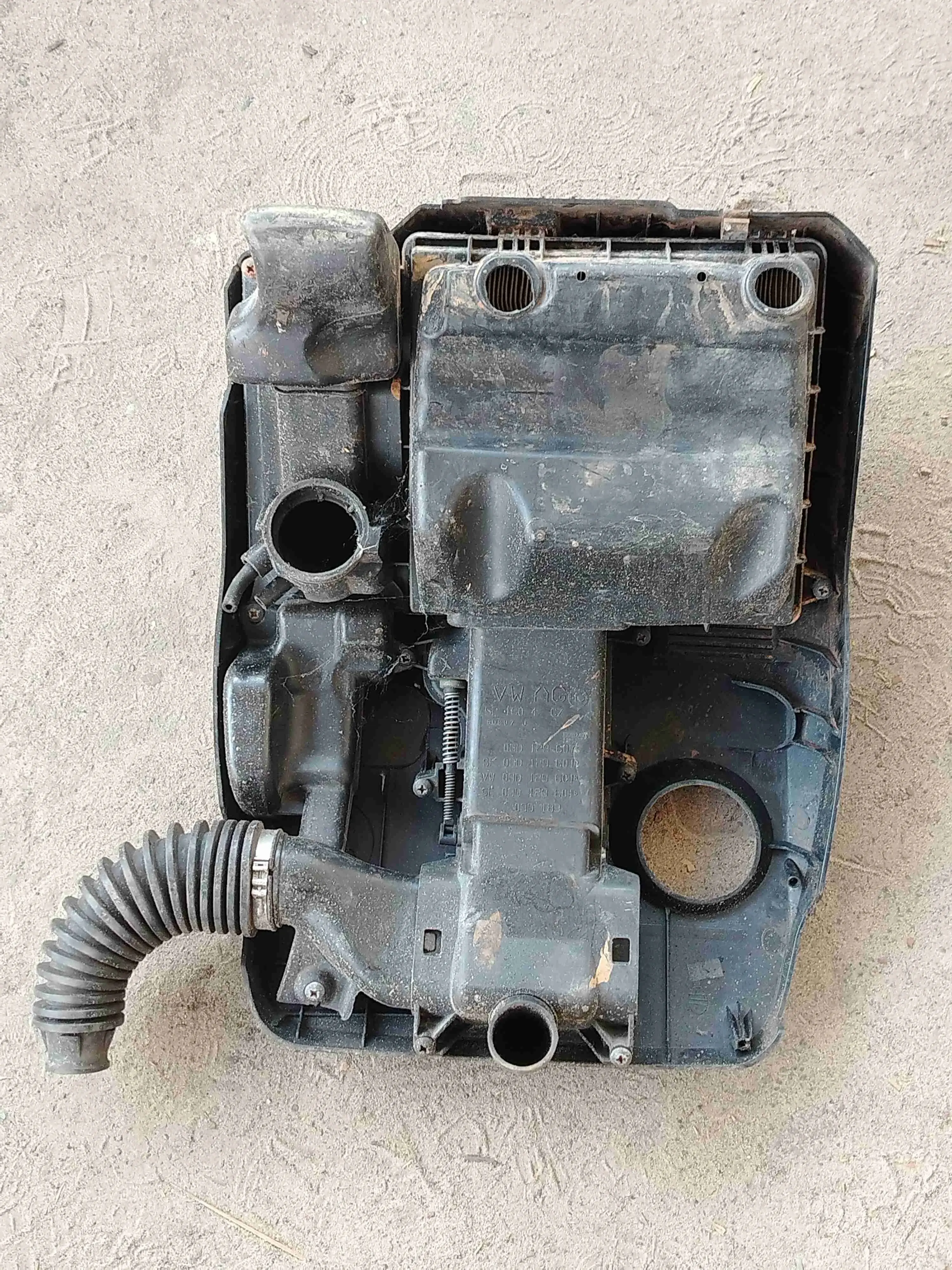 Корпус воздушного фильтра 03D129607