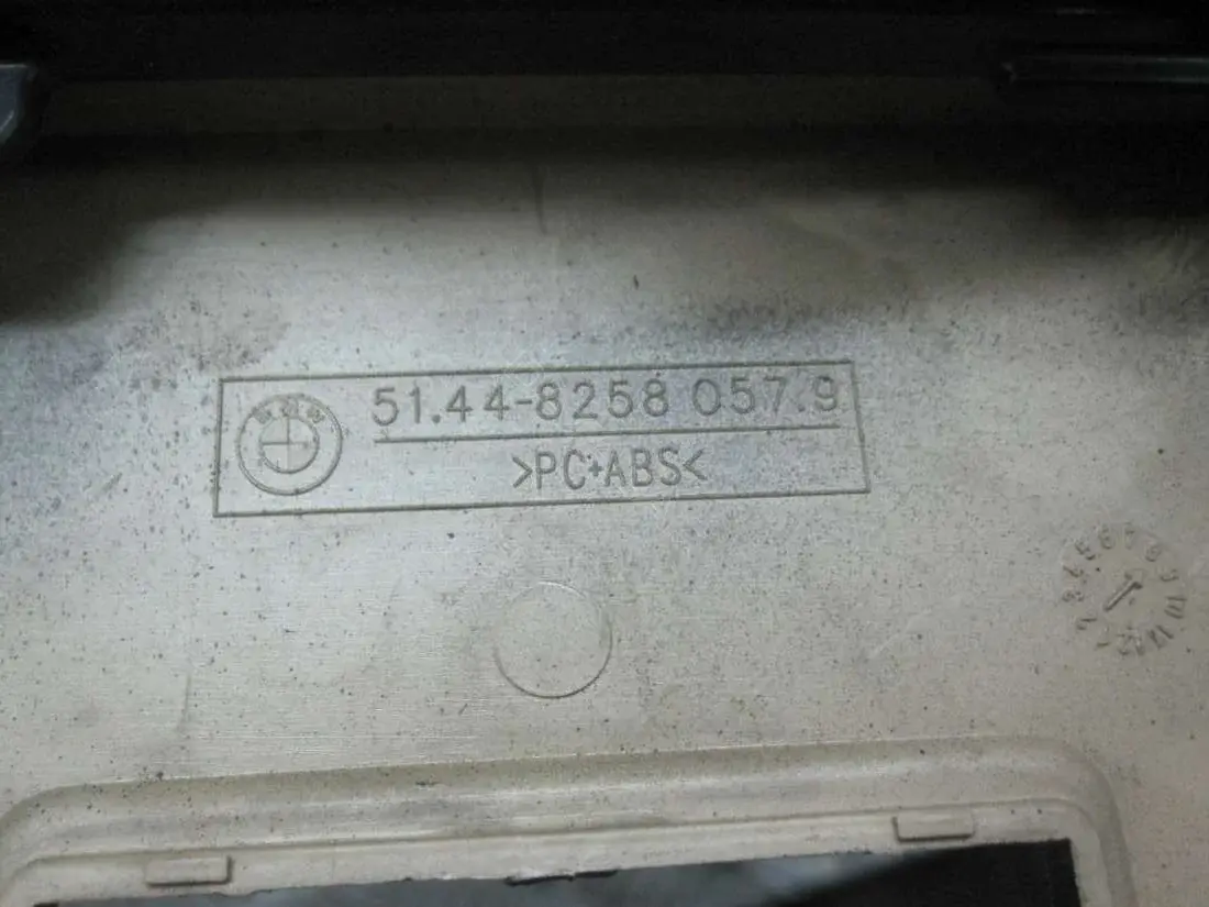 Плафон освещения салона 8258057