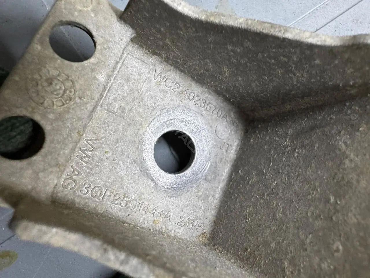 Крепление глушителя 3QF253144A
