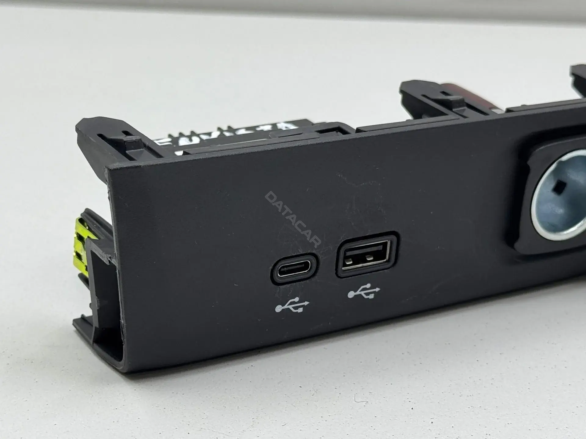 Разъем AUX / USB 13549941, 13555488, 13561808