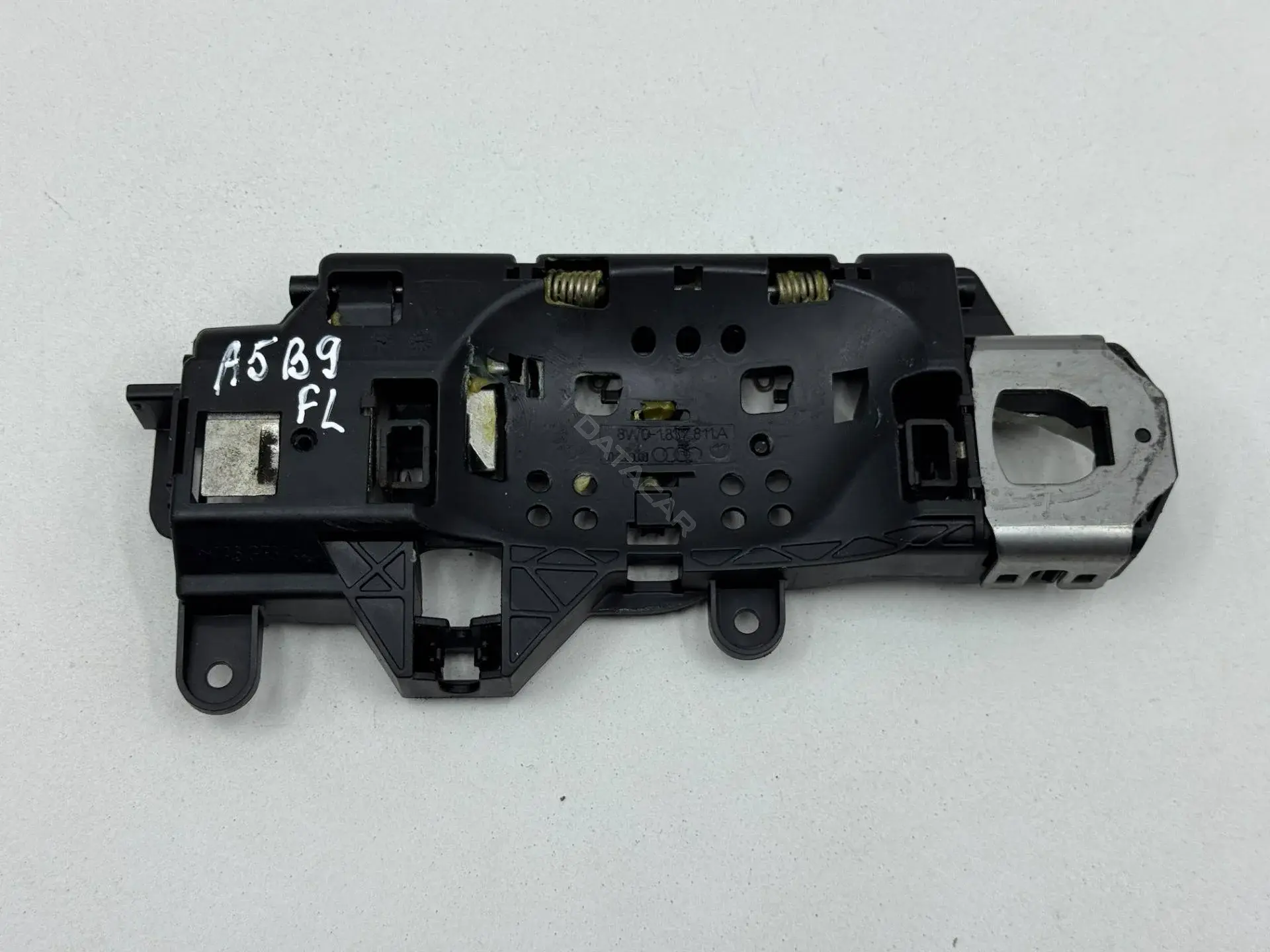 Кронштейн ручки двери 8W01837811A