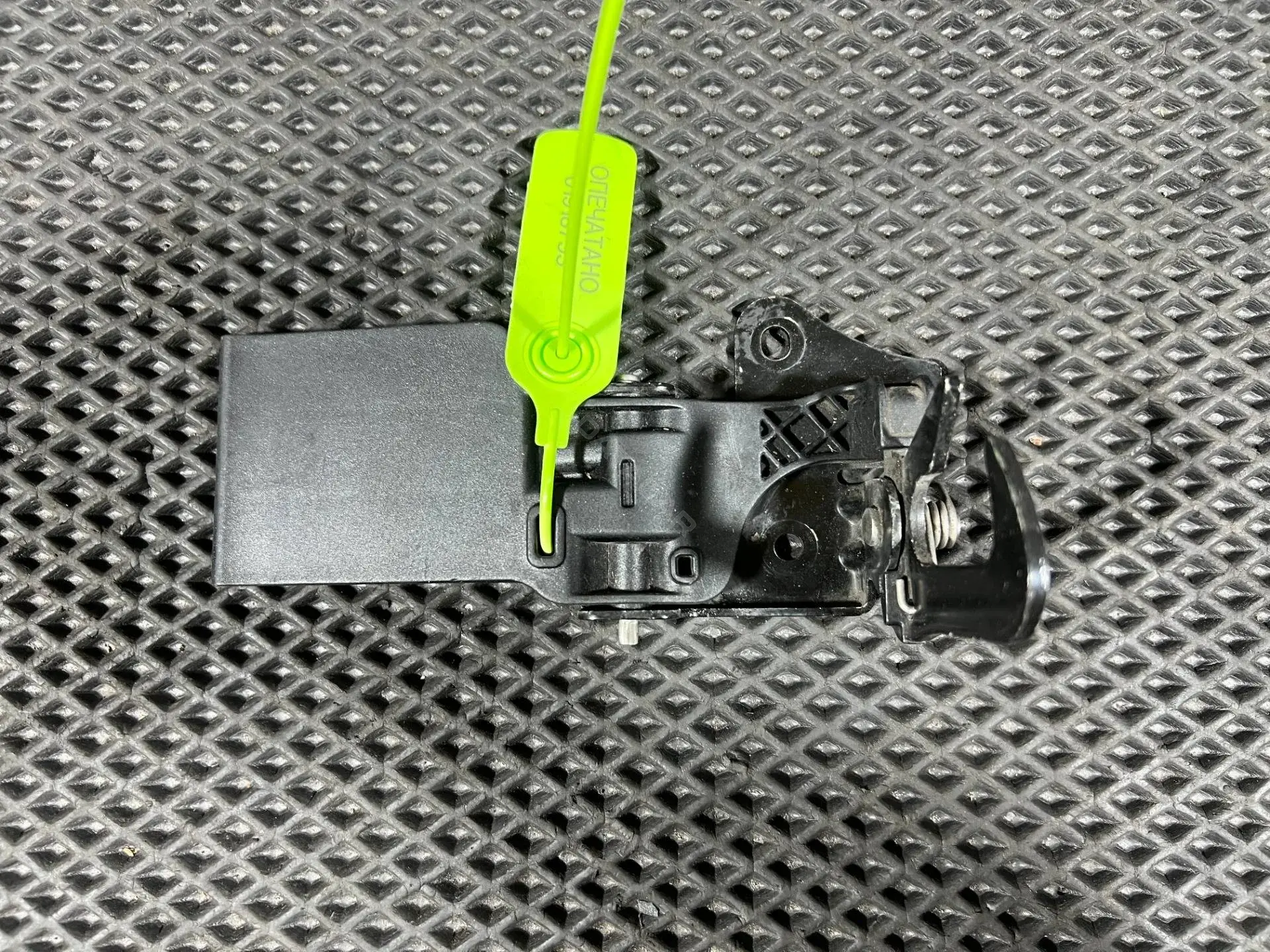 Замок капота 8U0823480B