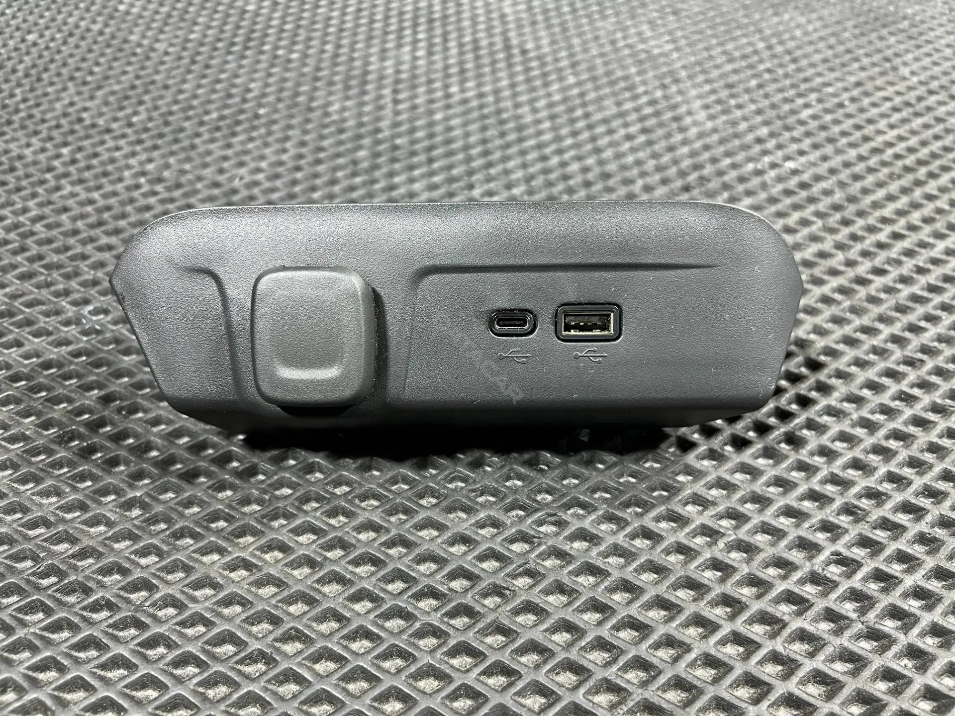 Разъем AUX / USB 13549941, 13561808, 42755003