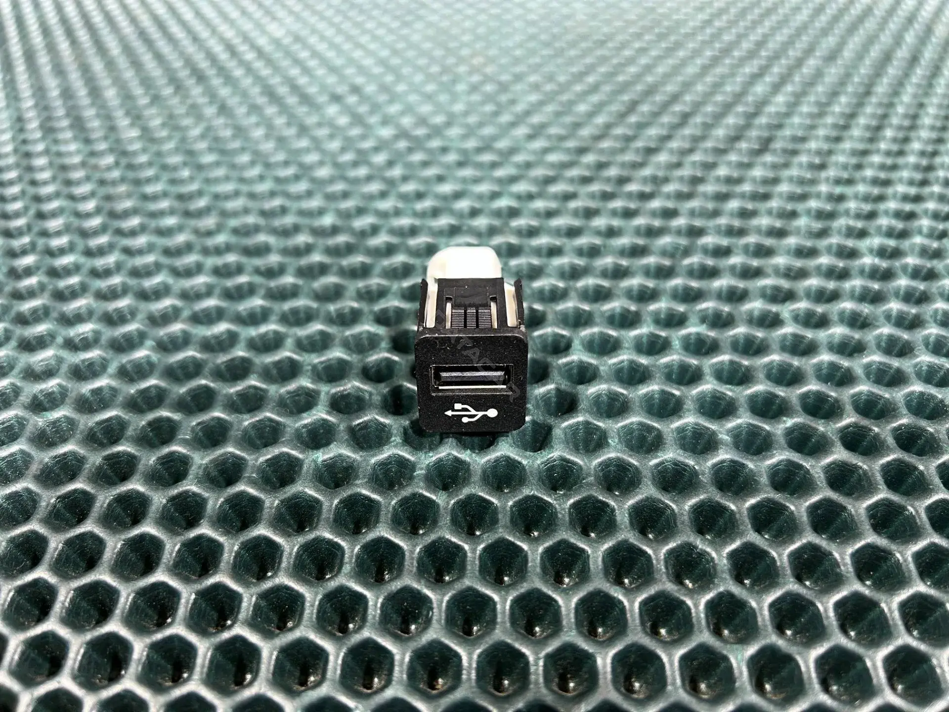 Разъем AUX / USB 84109229294