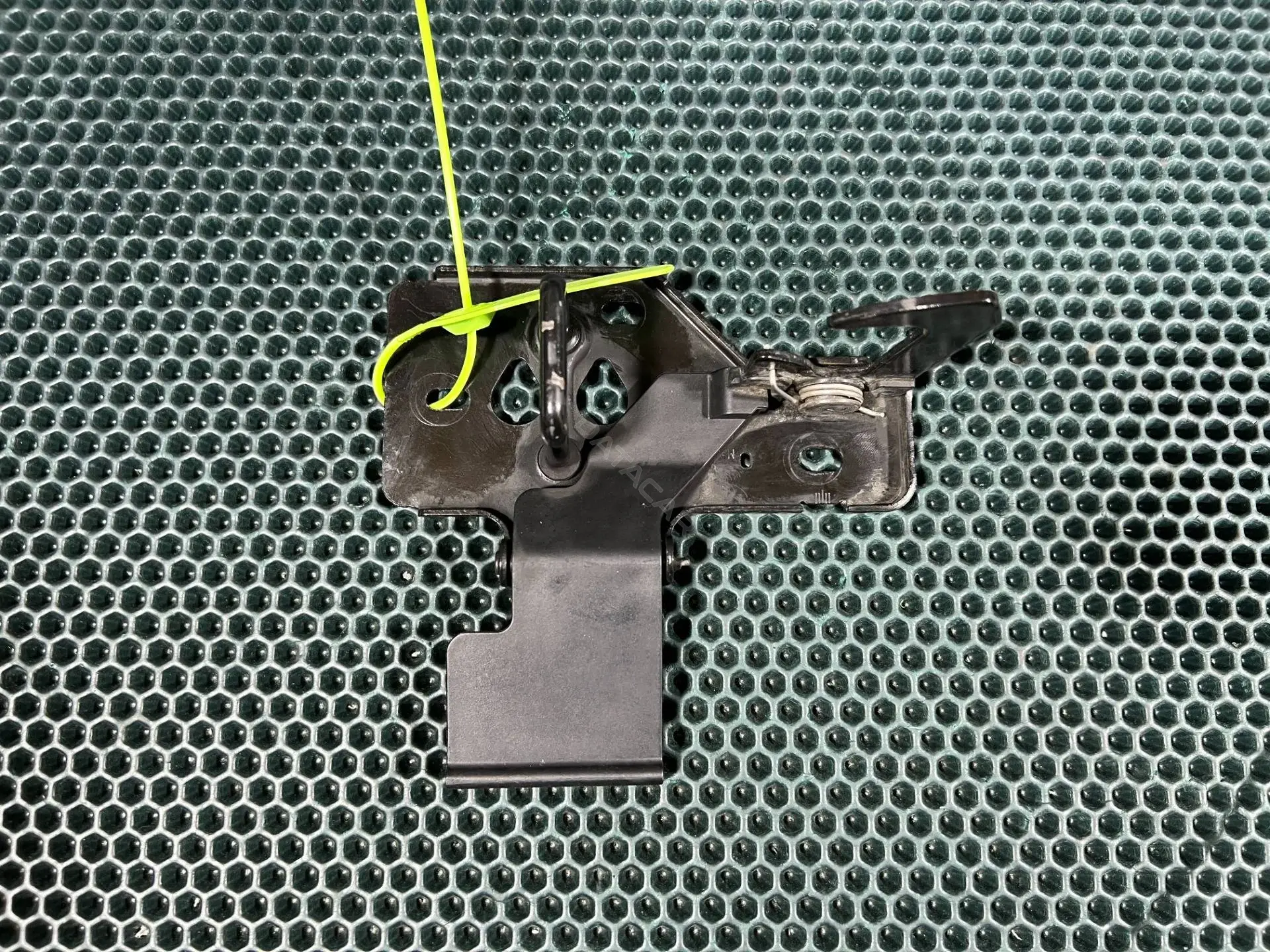 Замок капота 7P5823480A