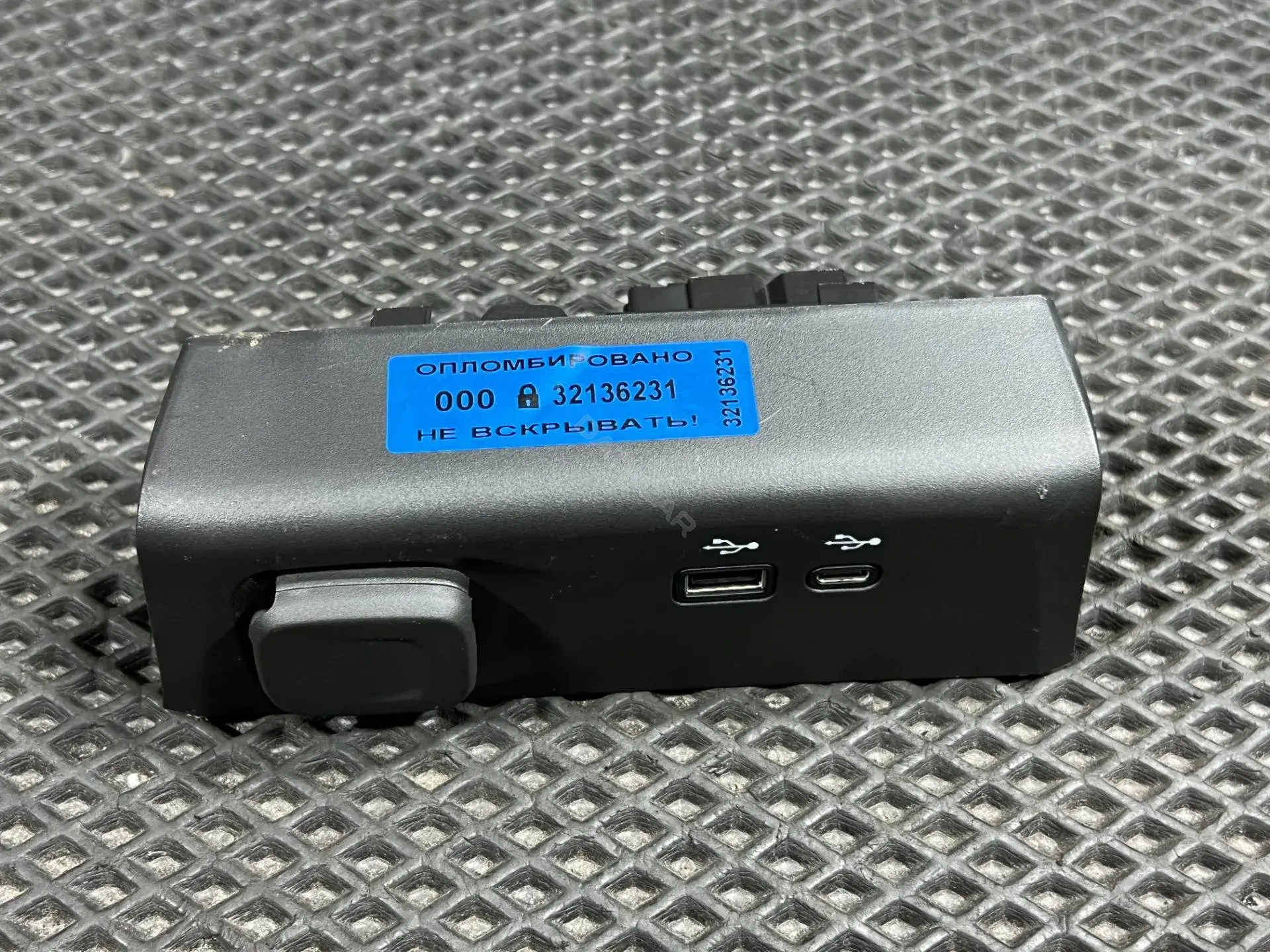 Разъем AUX / USB 13549941, 13561808
