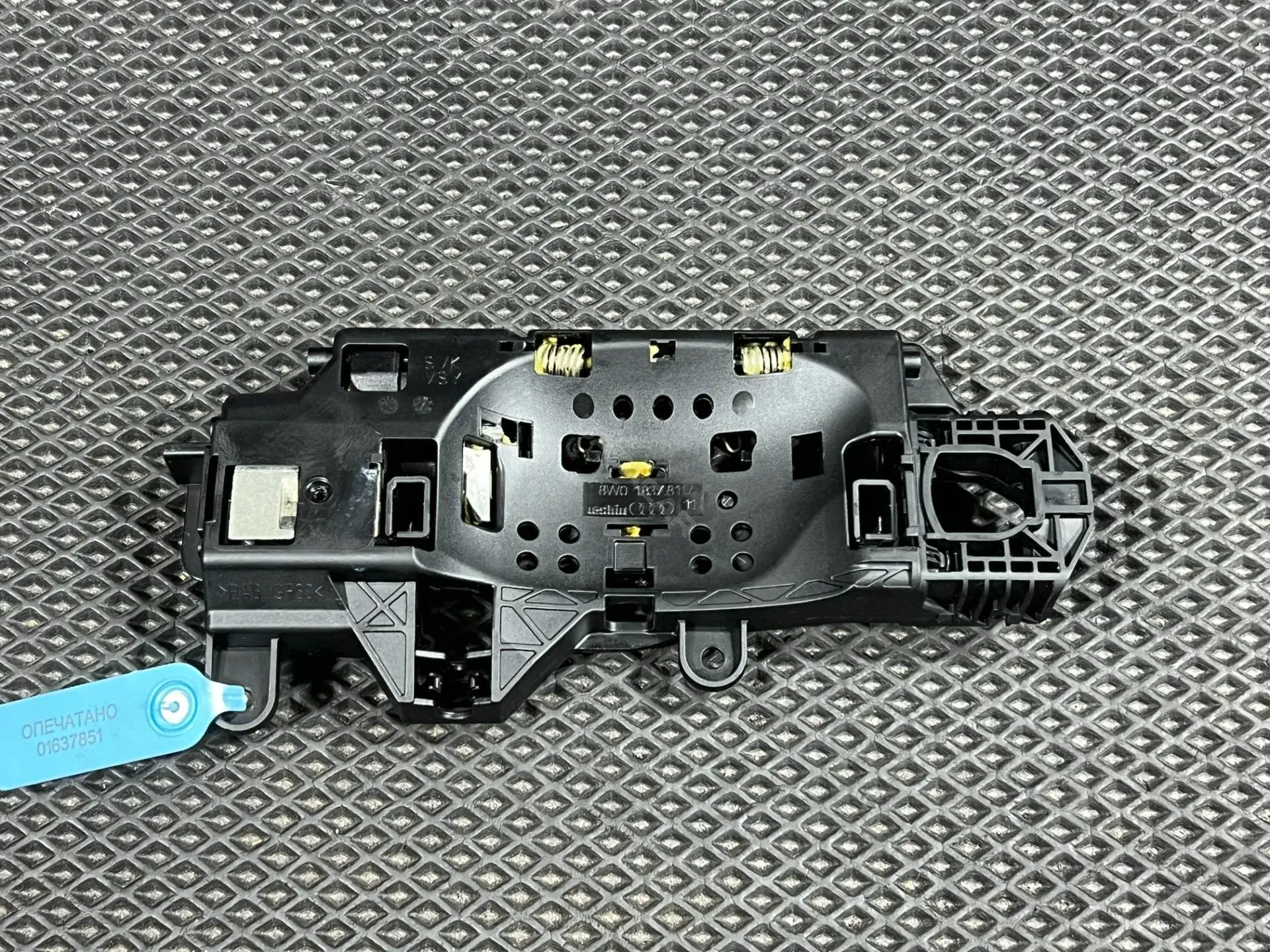 Кронштейн ручки двери 8W0183811A