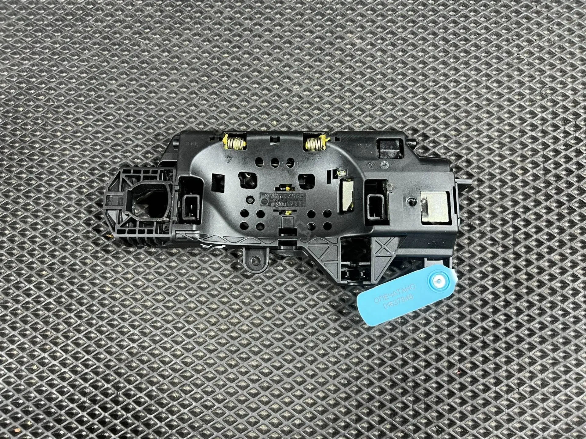 Кронштейн ручки двери 8W02837812A