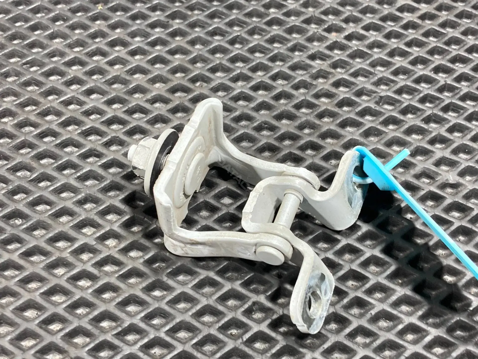 Петля крышки багажника 5GM827301