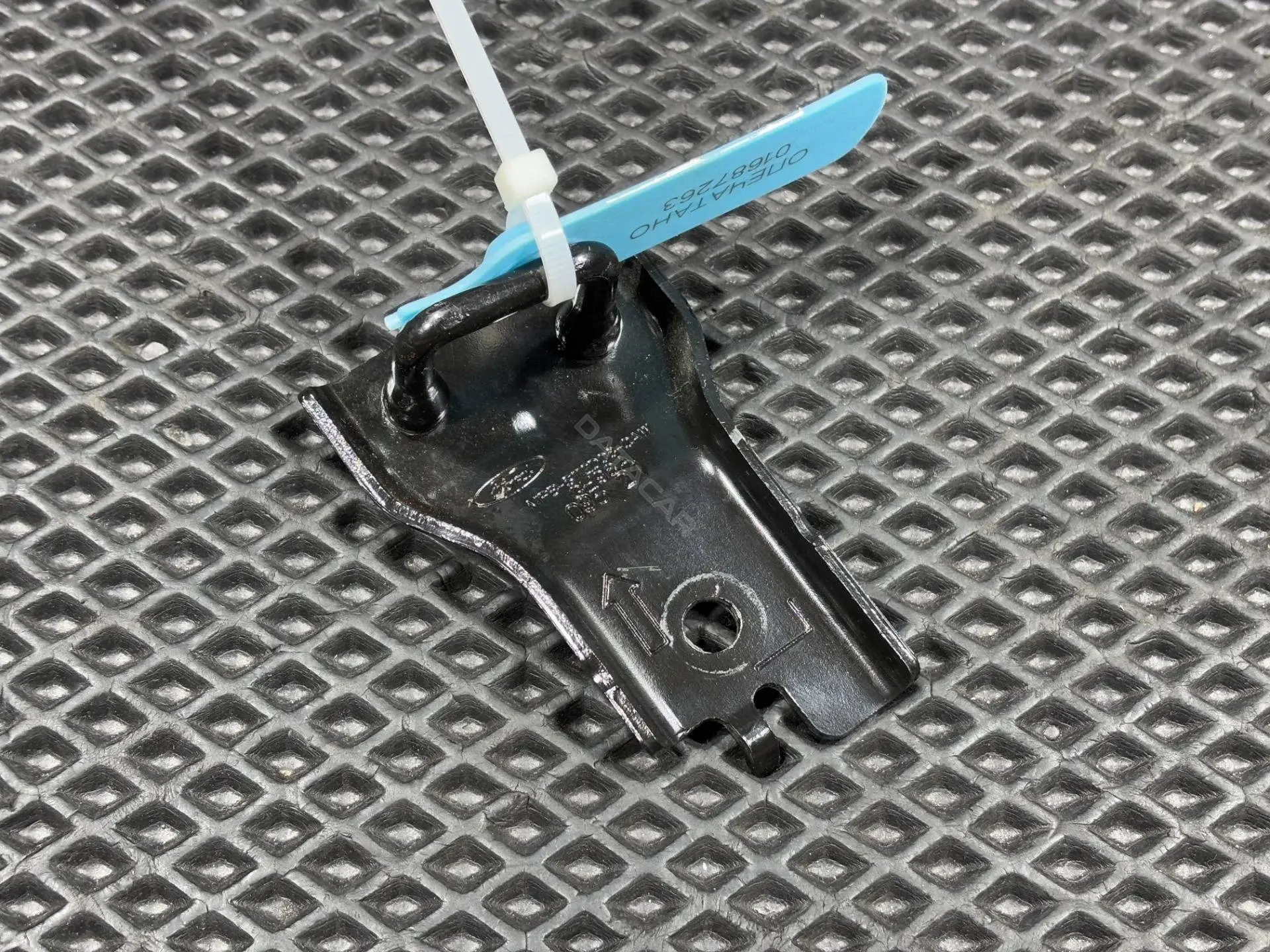 Петля крышки багажника M1PB-S112D08-CA