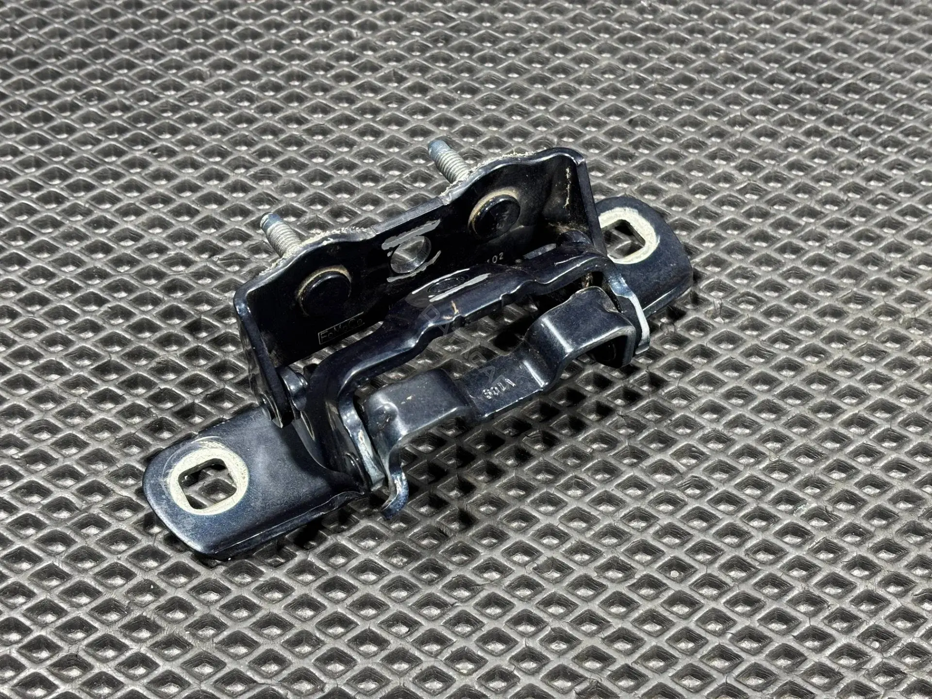 Петля крышки багажника M1PBS42900AE