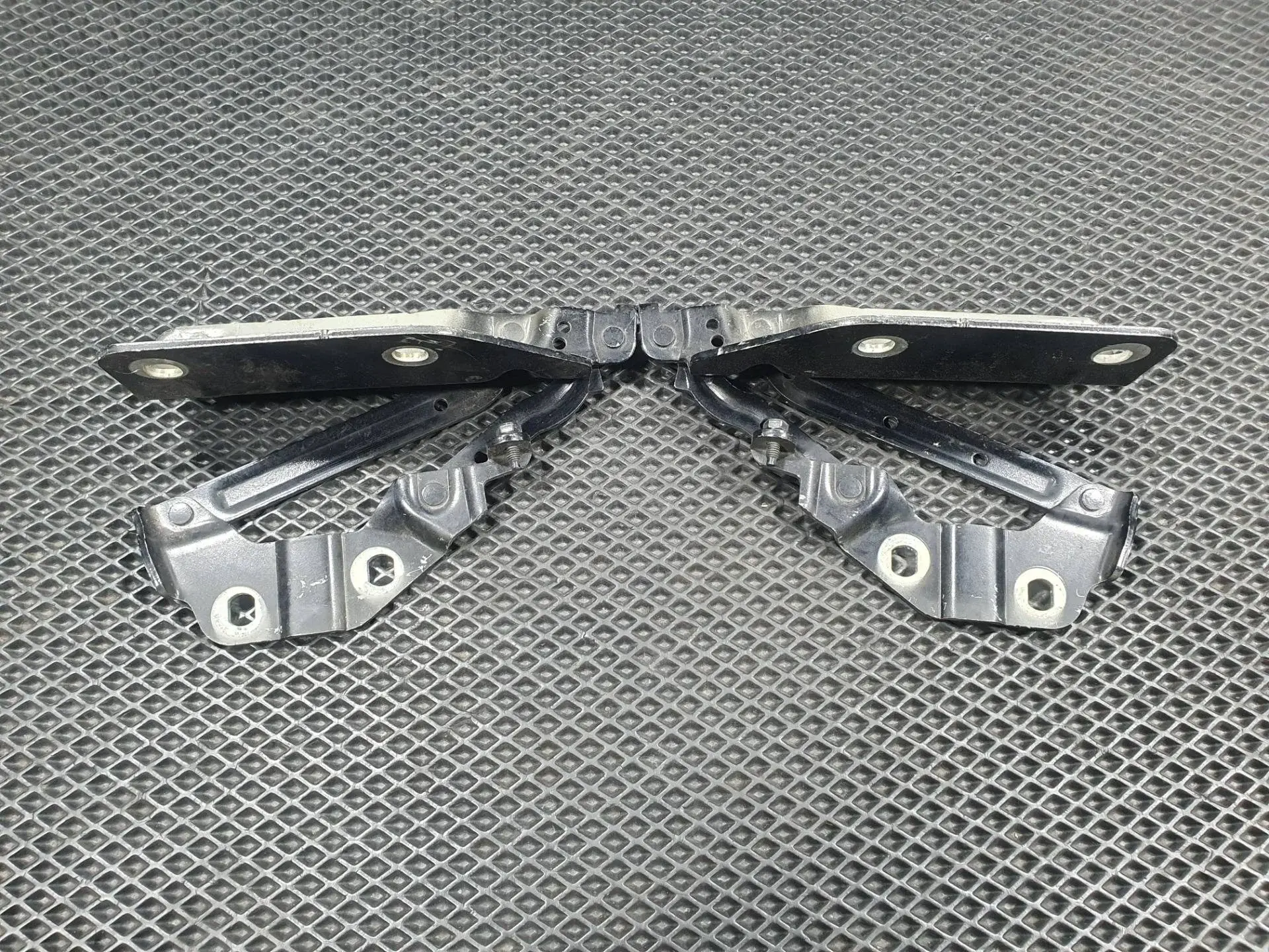 Петля капота FK7216800AE, FK7216801AE, LR061280