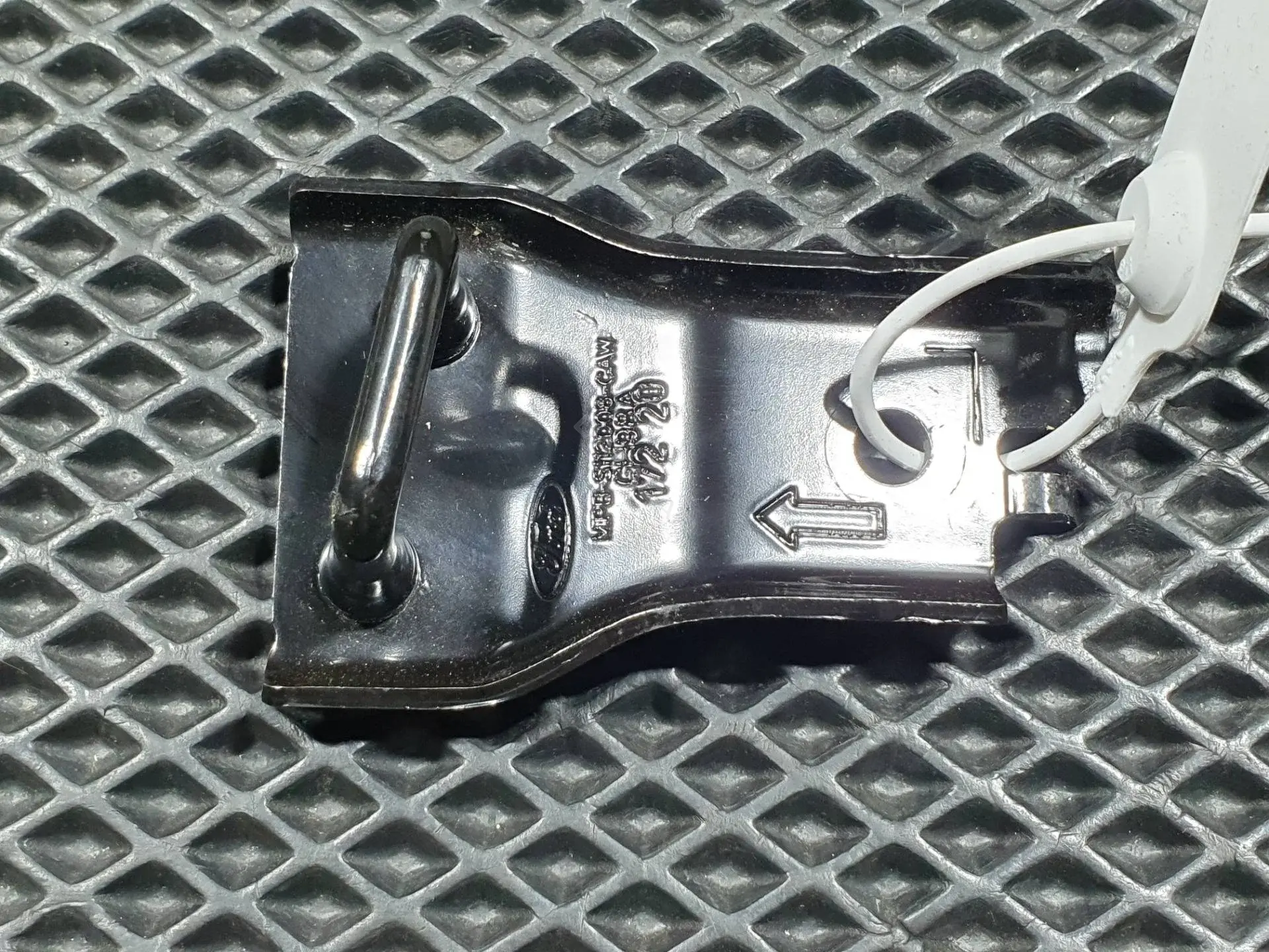 Петля крышки багажника M1PB-S112D08-CA