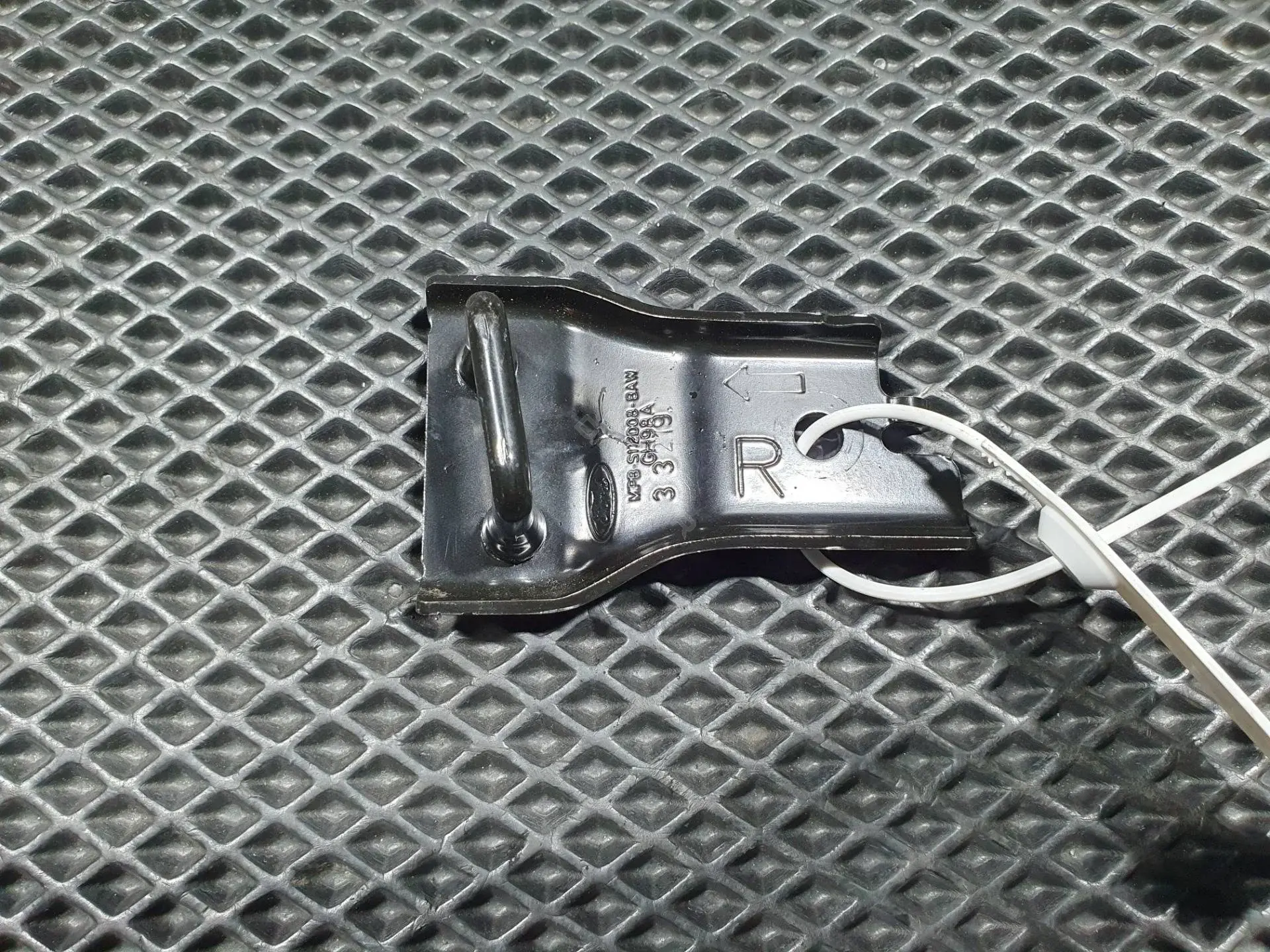 Петля крышки багажника M1PB-S112D08-BA