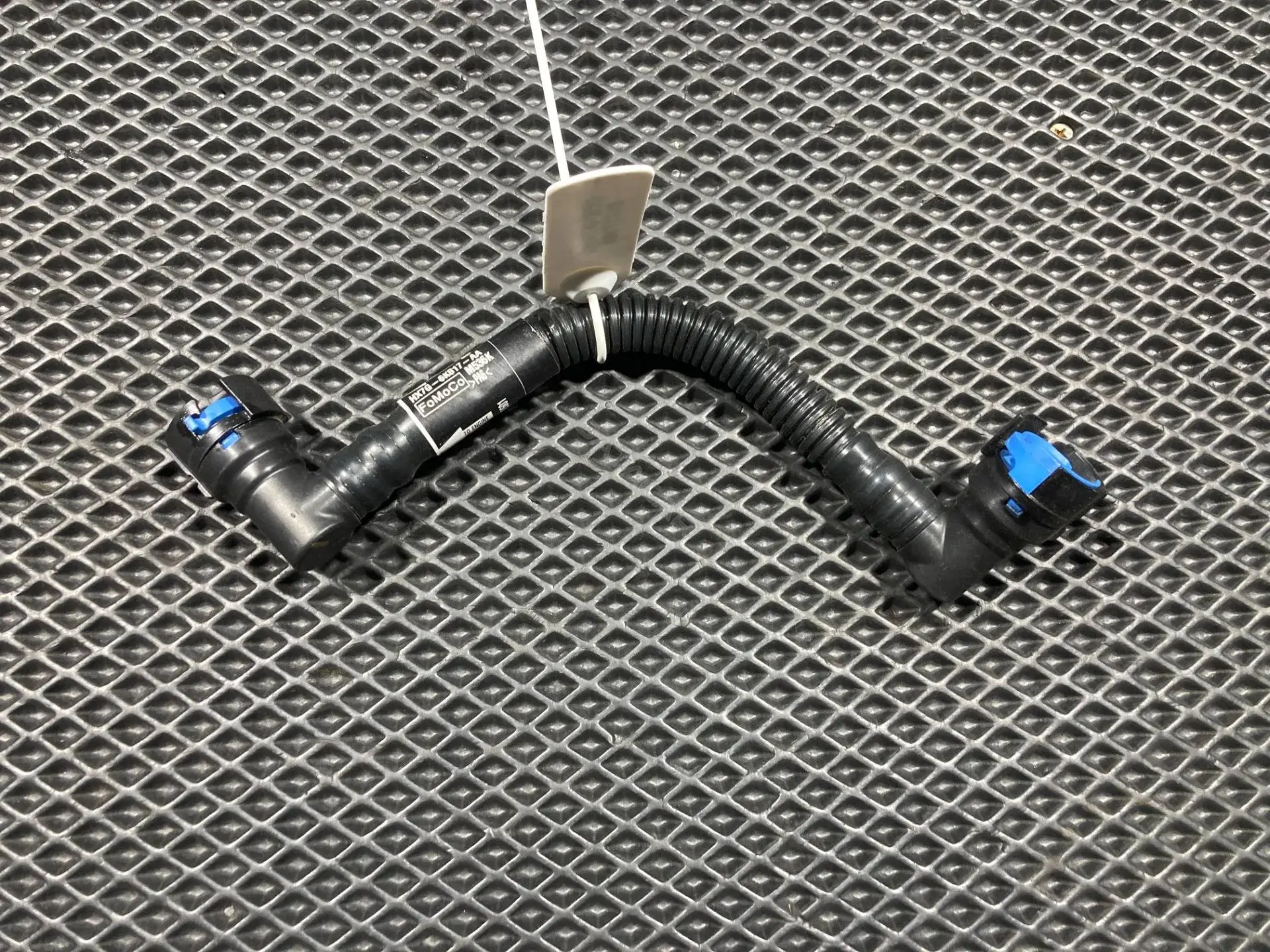 Патрубки системы охлаждения HX7G-6K817-AA