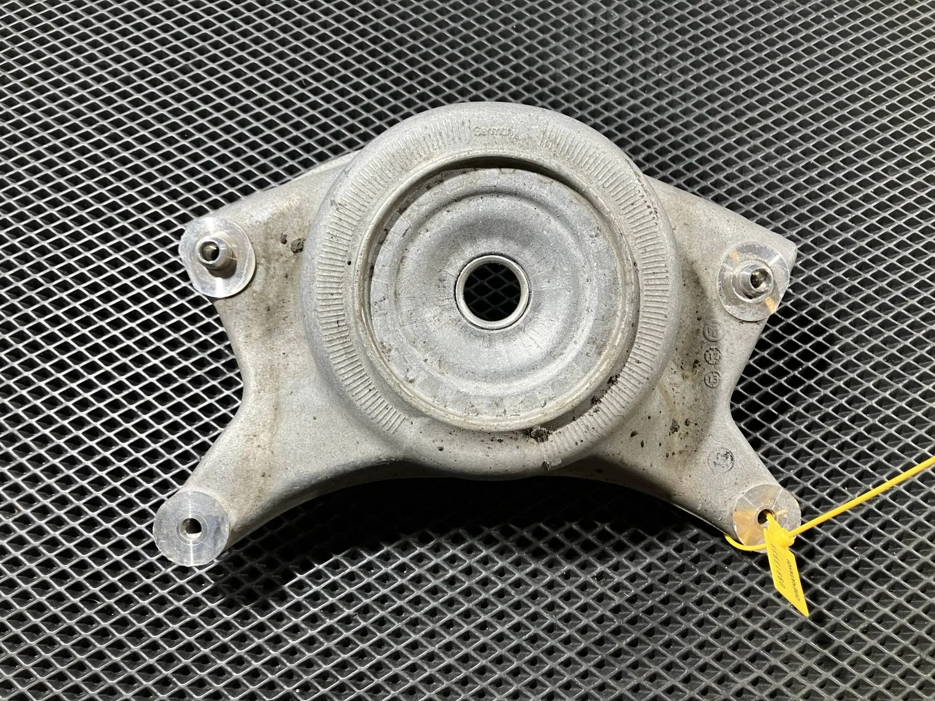 Опора амортизатора 8R0412384A
