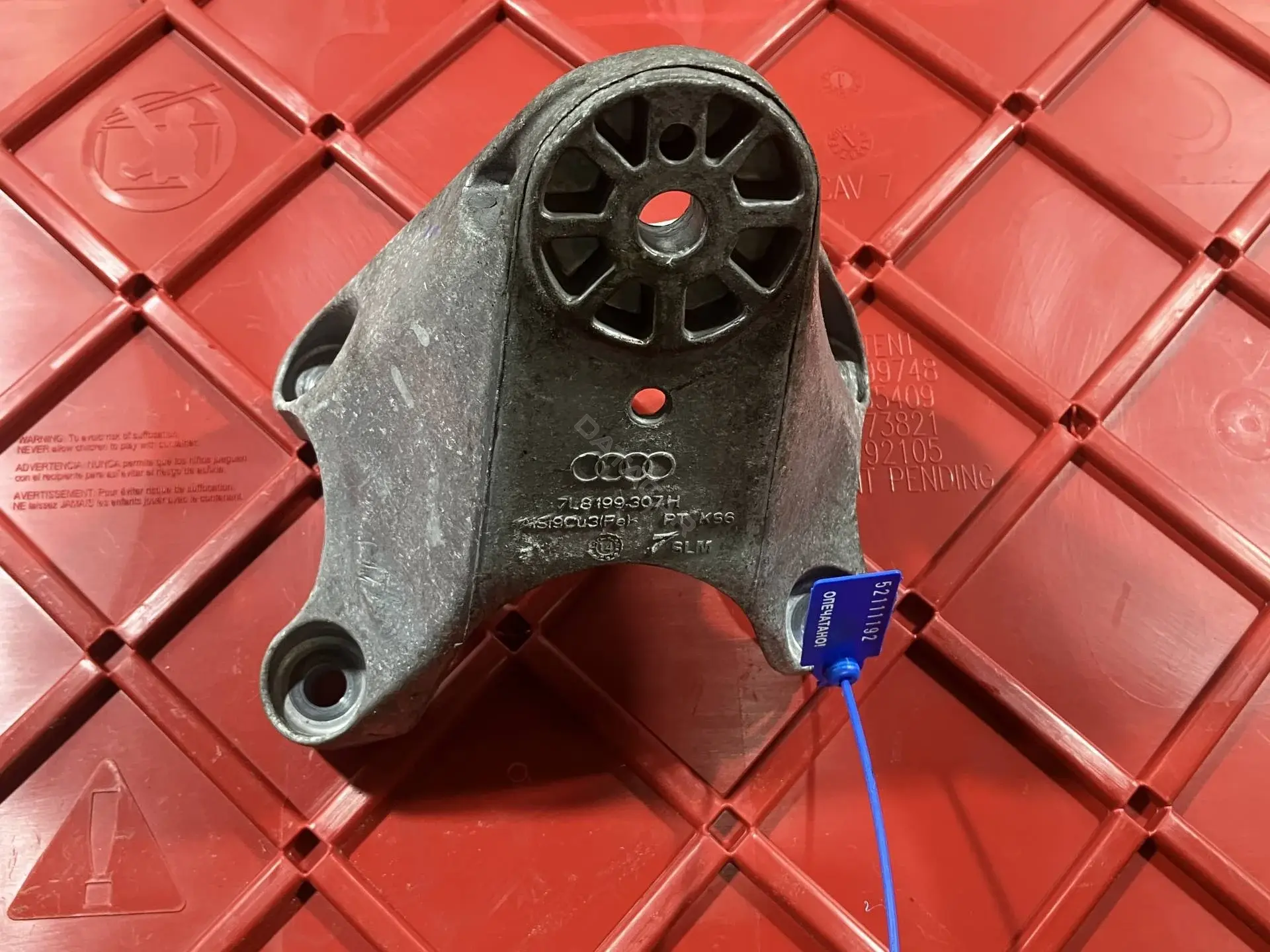 Кронштейн двигателя 7L8199307H