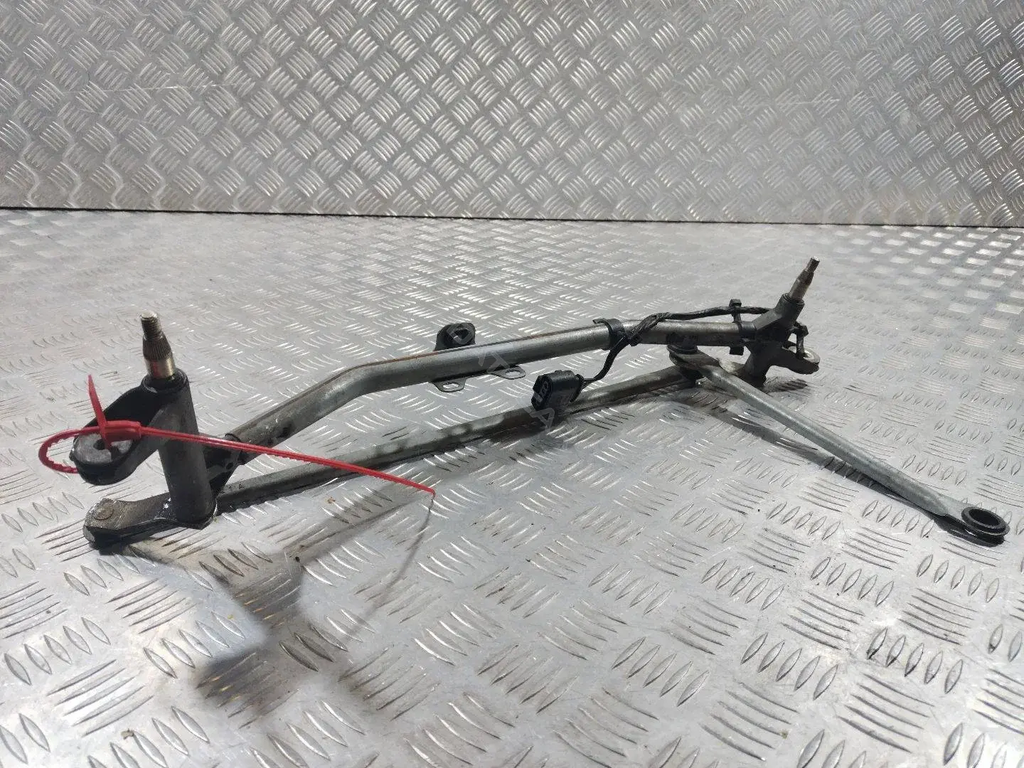 Трапеция стеклоочистителя AW93-17500-AA, C2D1401